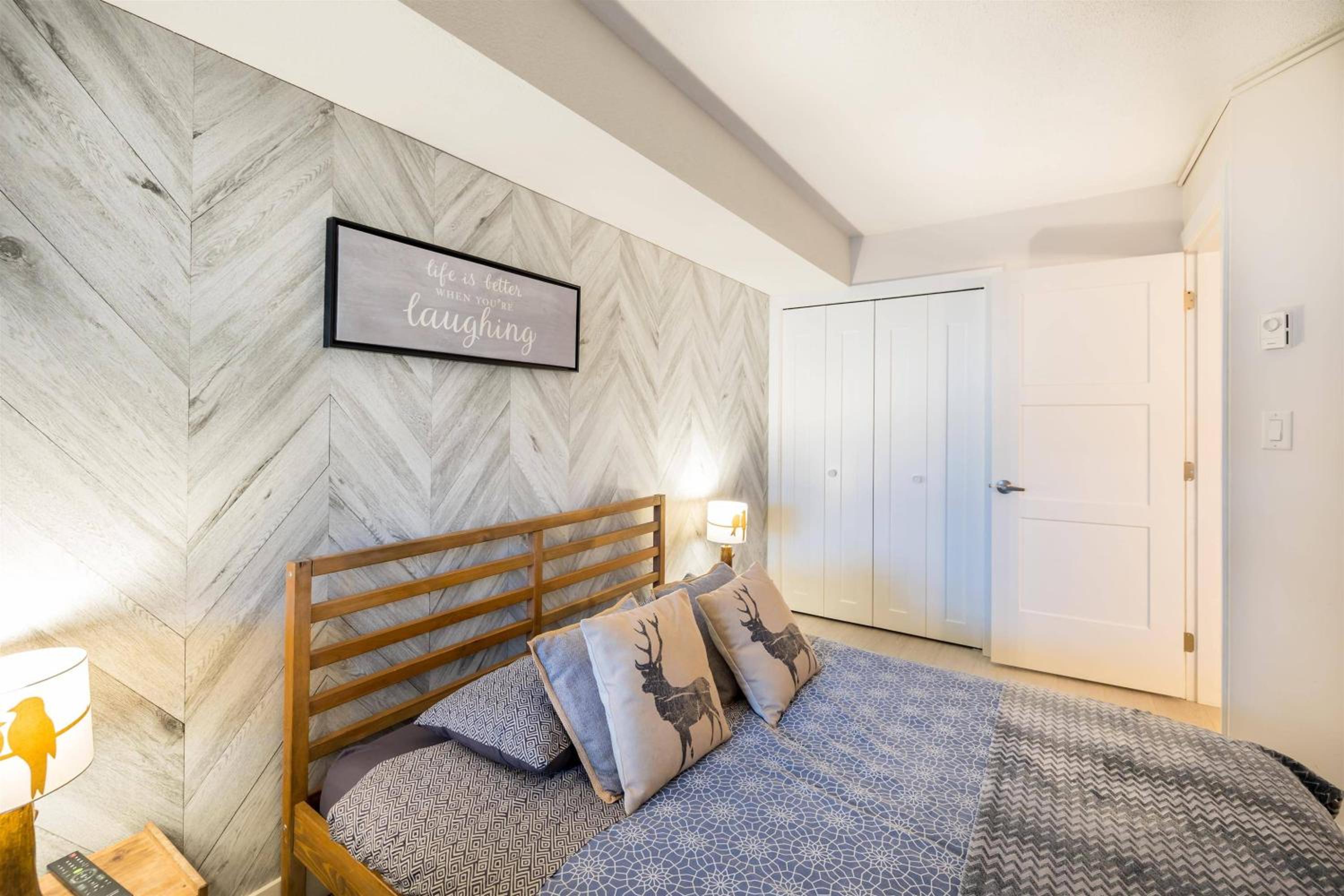 1BR plus Den in Marketplace Lodge, Village Location, Mountain Views, Complex Hot Tub