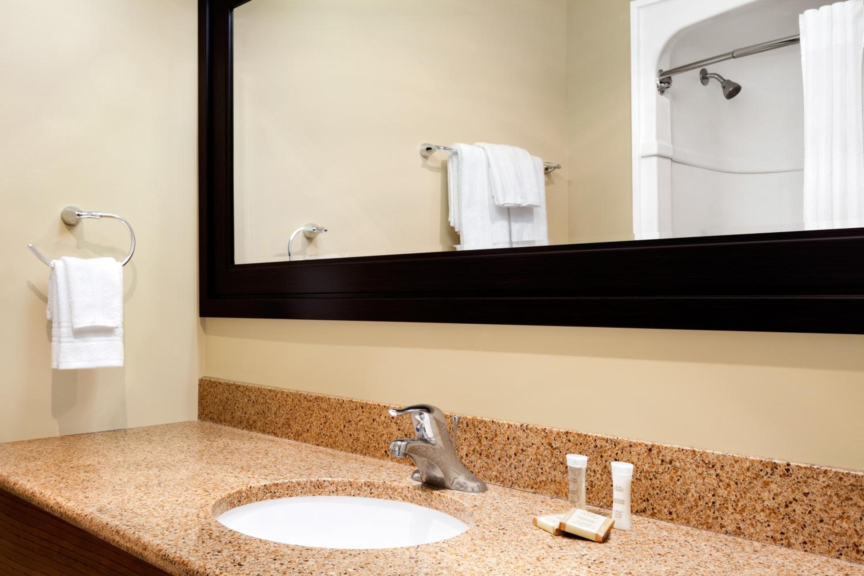 Brockville Vacations - Super 8 by Wyndham Brockville - Property Image 4