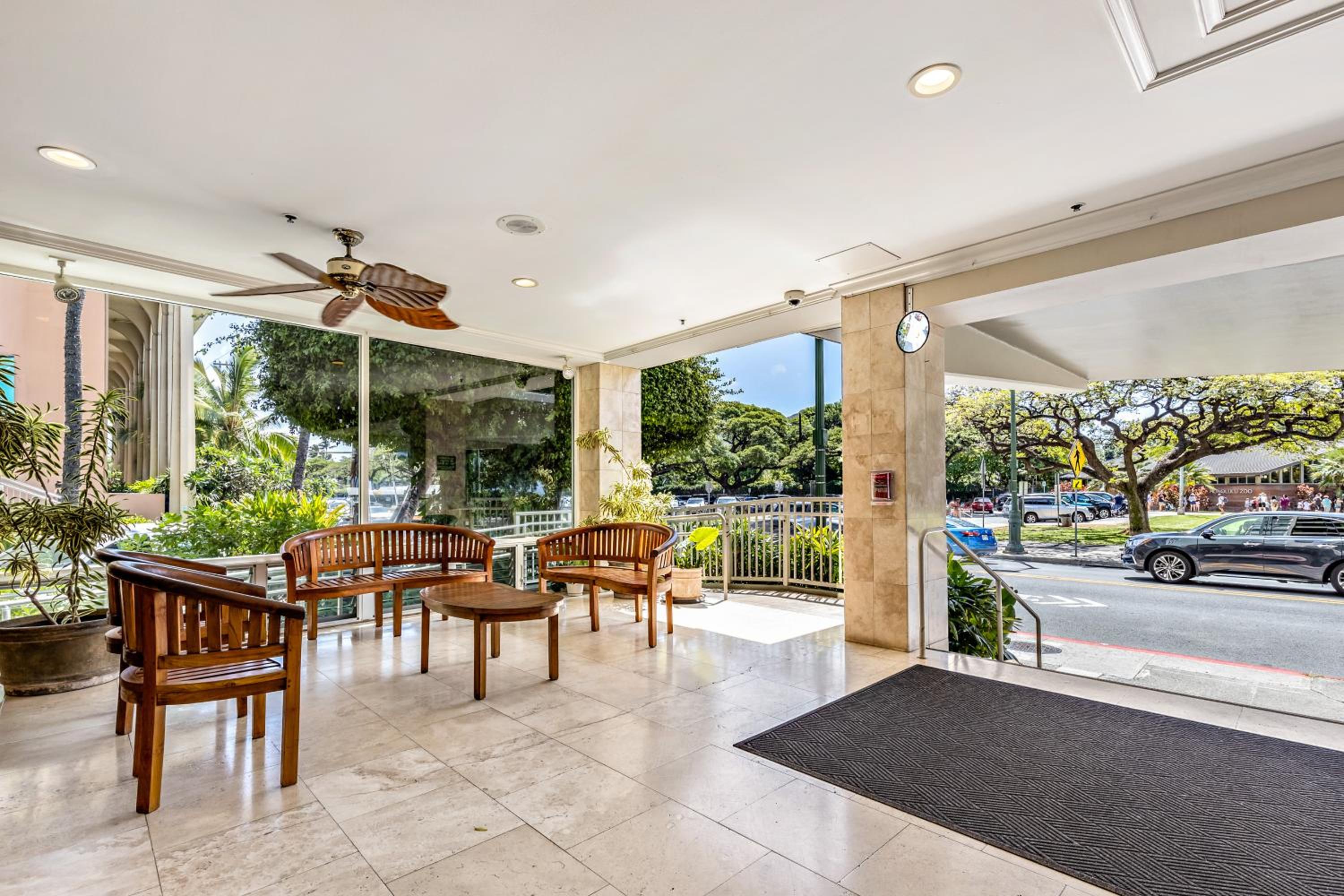 Inviting Waikiki Grand Hotel Room One Block to Beach! view 4