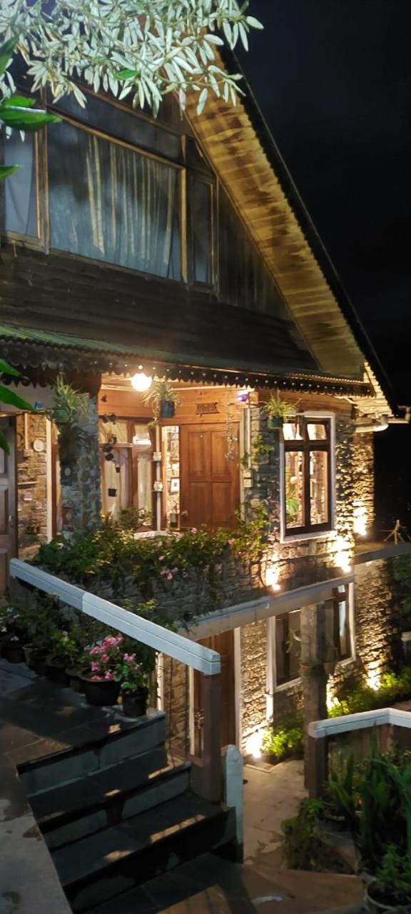 THE ENGLISH COTTAGE
