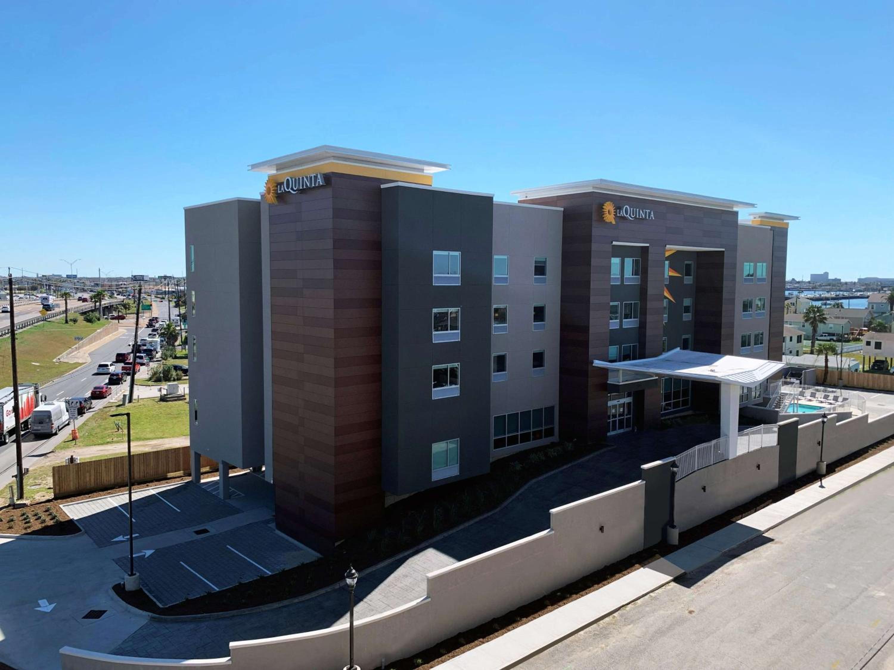 Hotel La Quinta Inn & Suites by Wyndham Galveston North at I-45 - Image 1