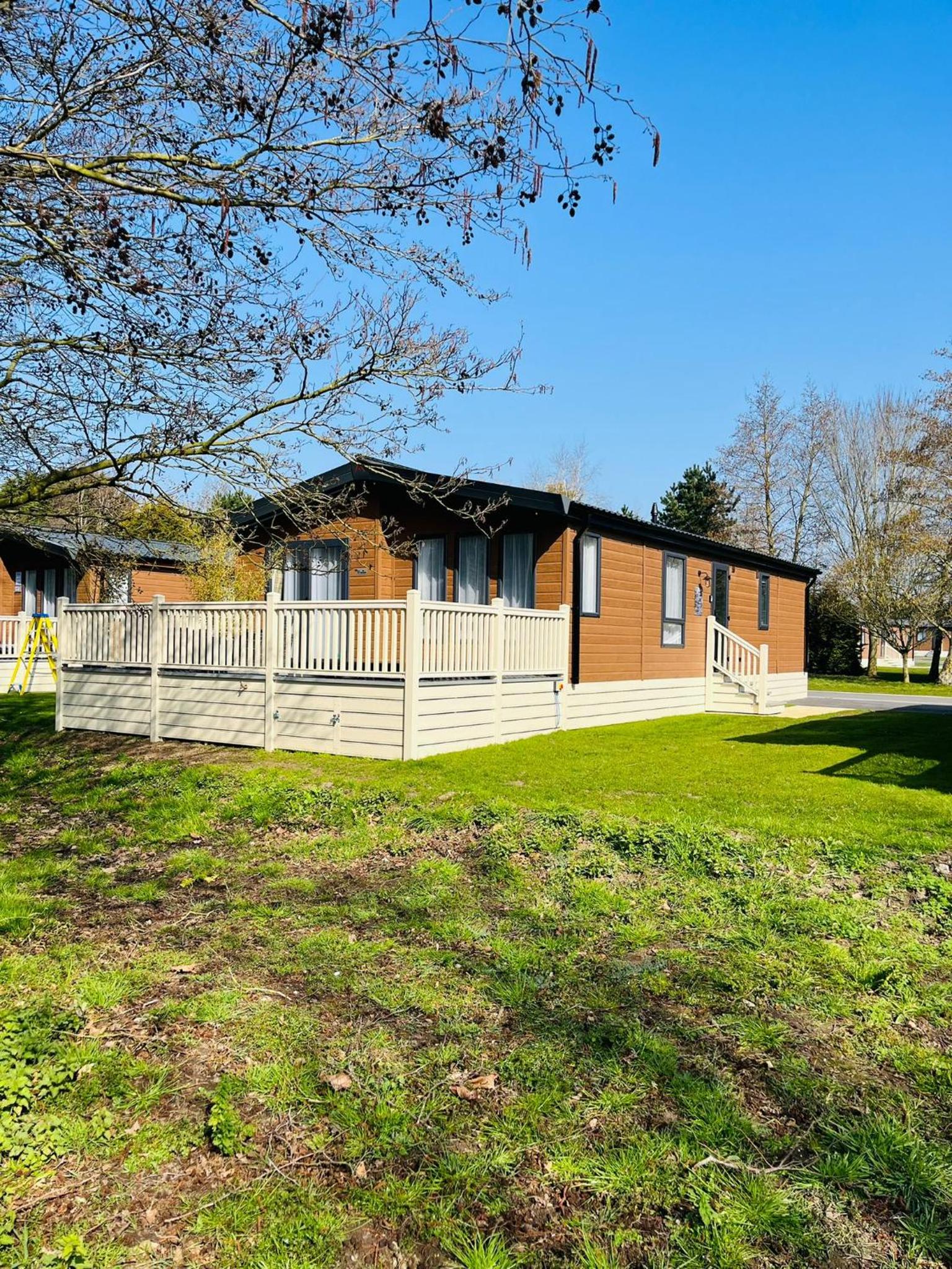 Hotel Foxglove Lodge with Hot Tub - Image 1