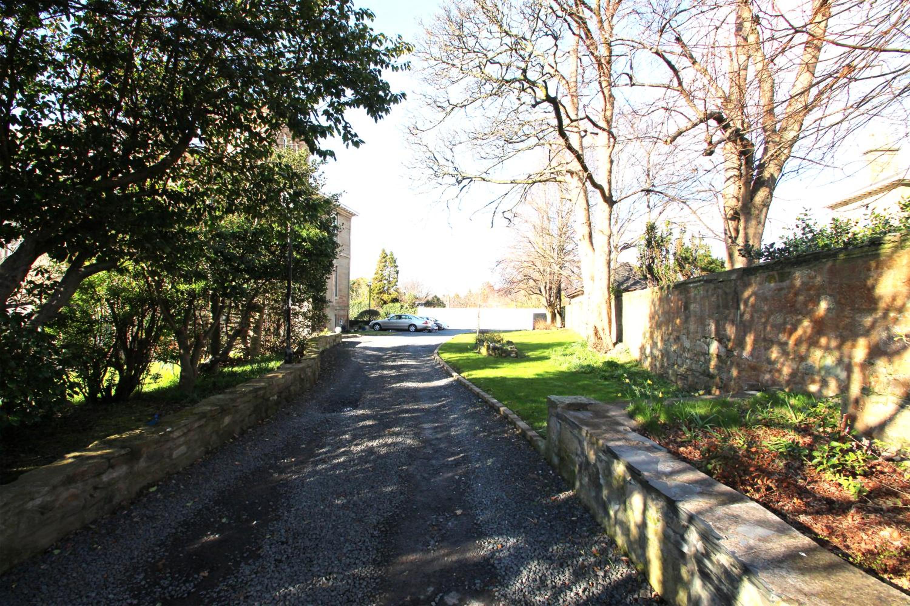Beautiful traditional apartment close to beach & golf, stunning views & free off-street parking