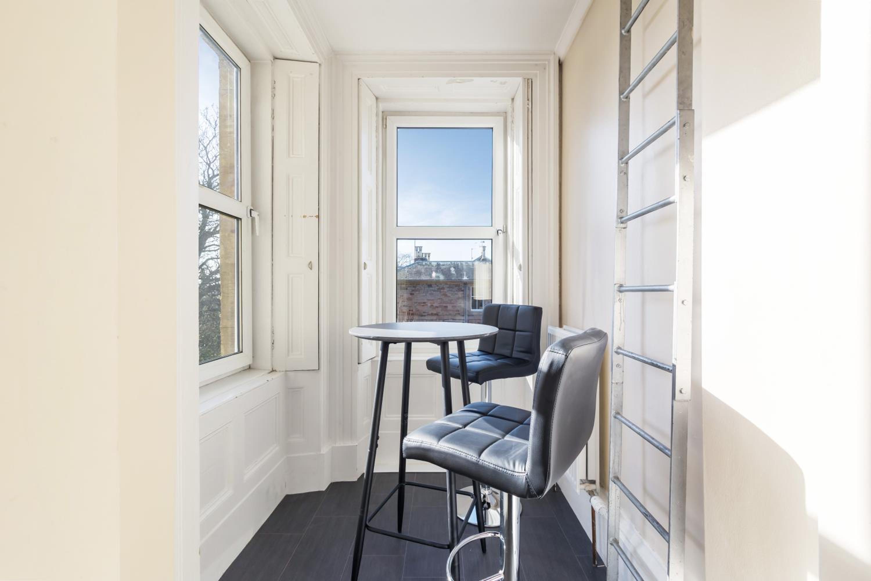 Beautiful traditional apartment close to beach & golf, stunning views & free off-street parking