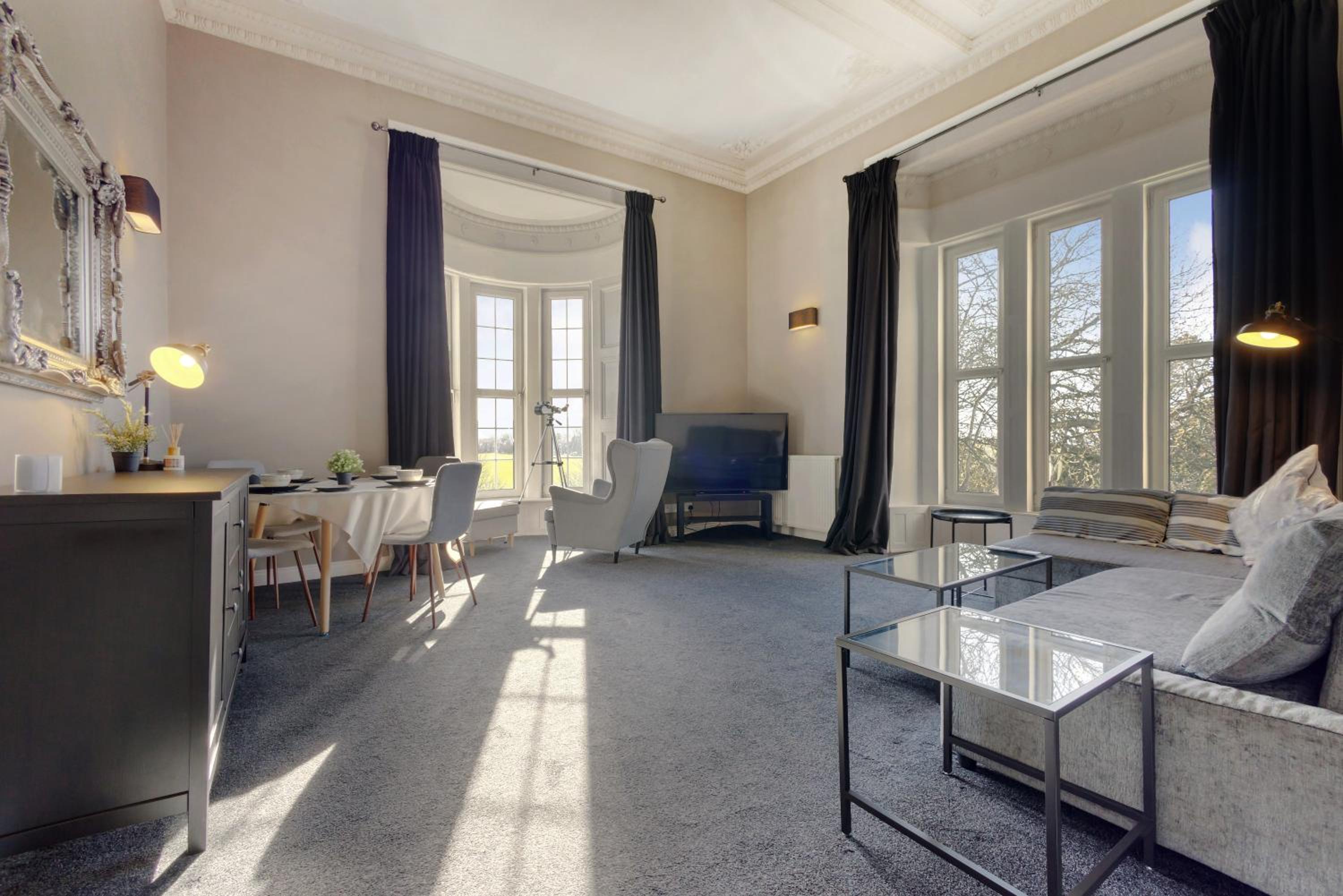 Beautiful traditional apartment close to beach & golf, stunning views & free off-street parking