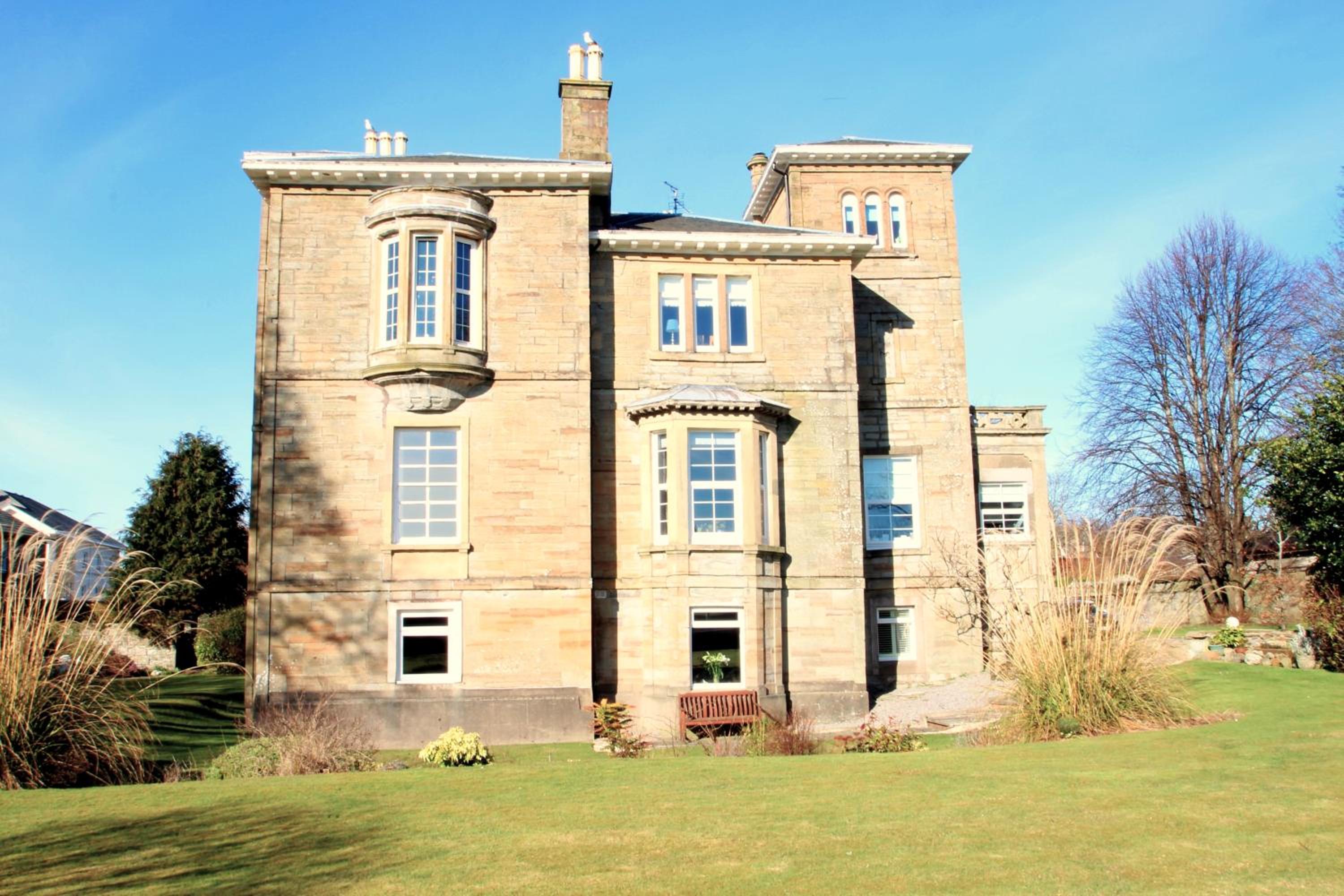 Beautiful traditional apartment close to beach & golf, stunning views & free off-street parking