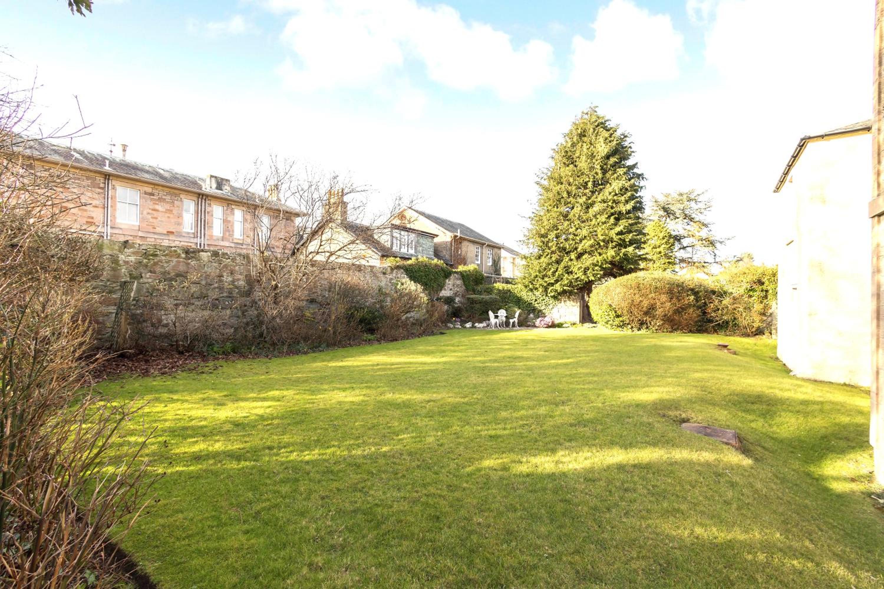 Beautiful traditional apartment close to beach & golf, stunning views & free off-street parking