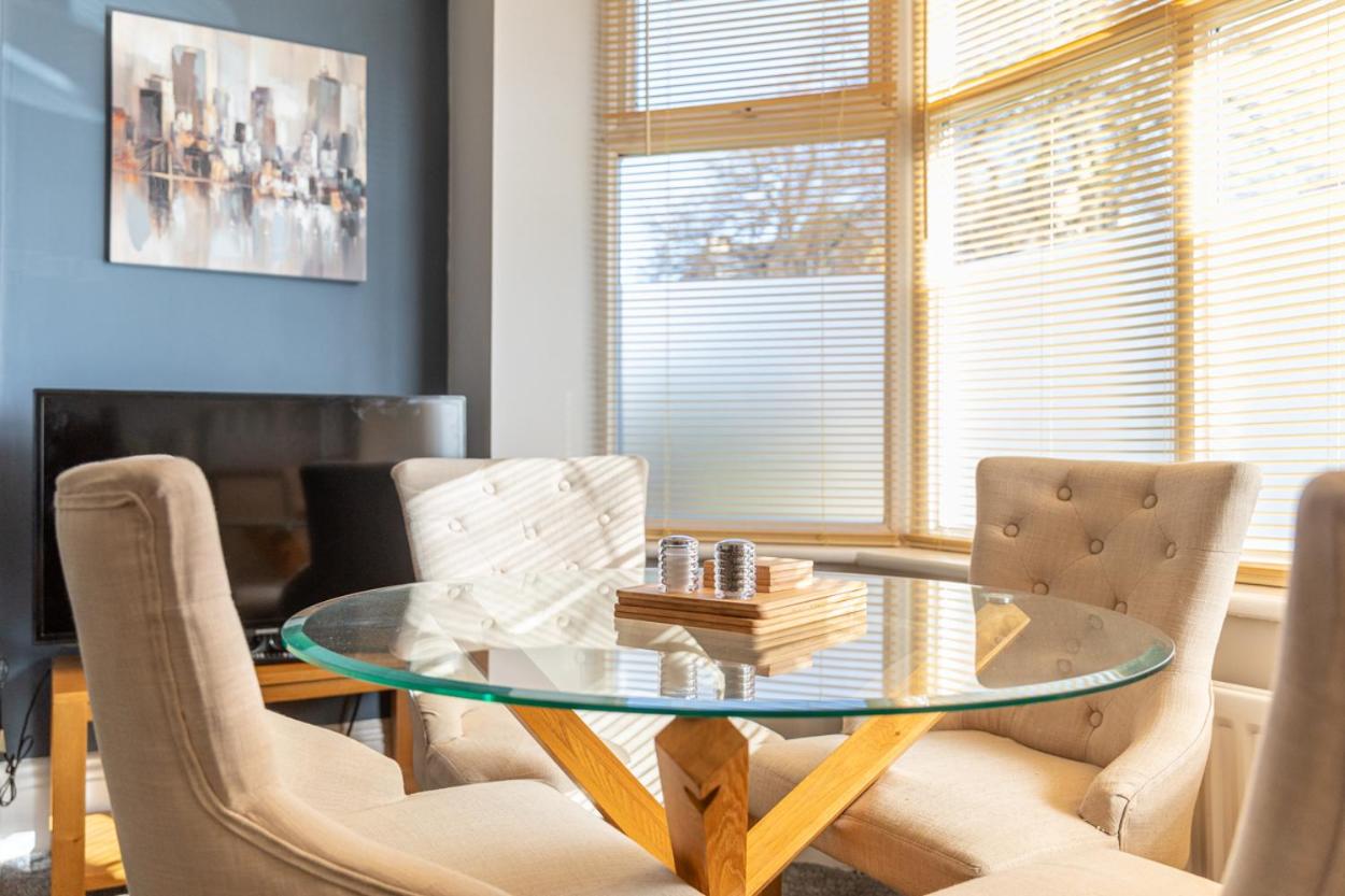 Queens Road 2 Bed apartments Central Richmond view 3