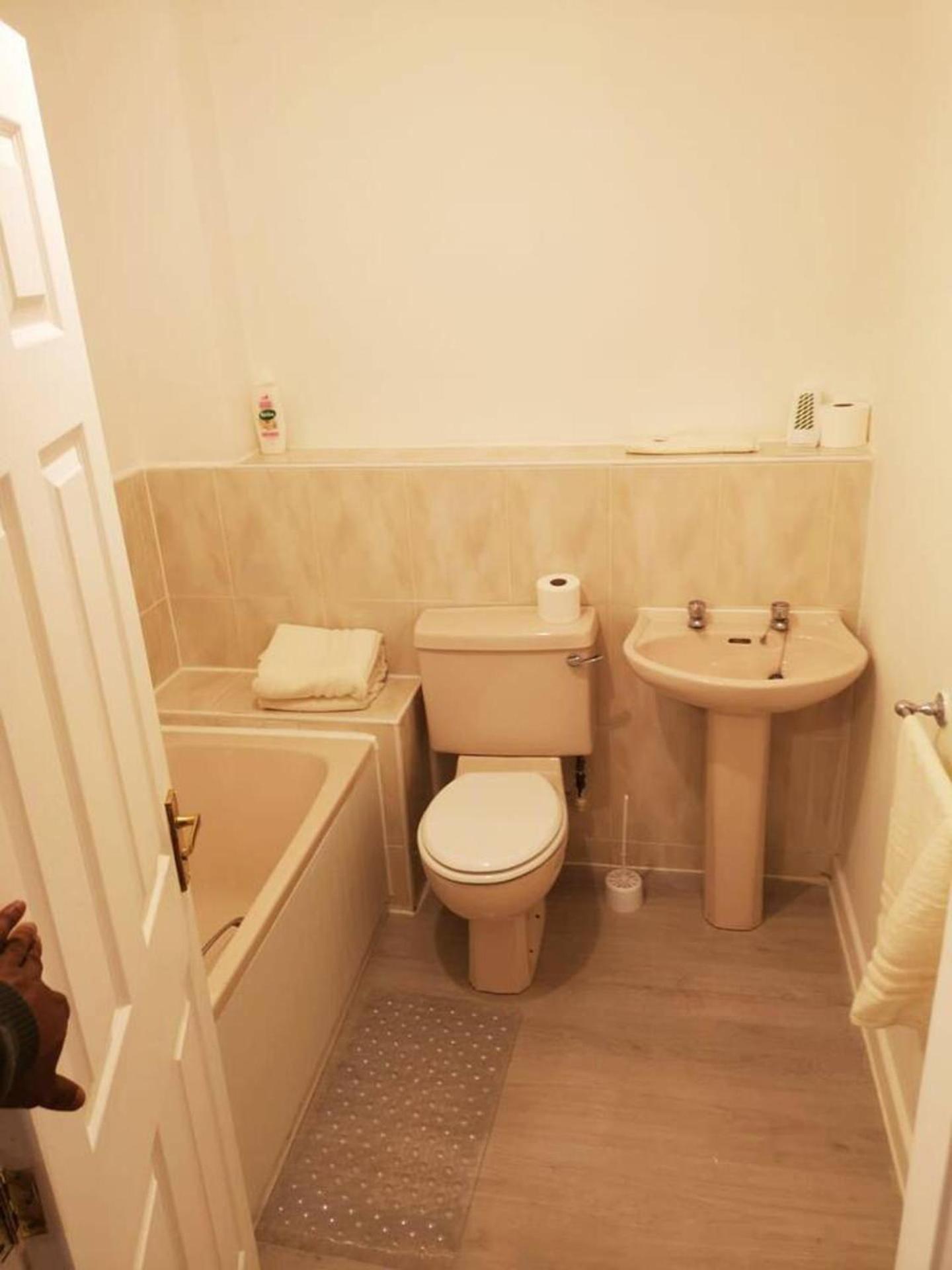Quiet residential area within easy reach to town photo 2