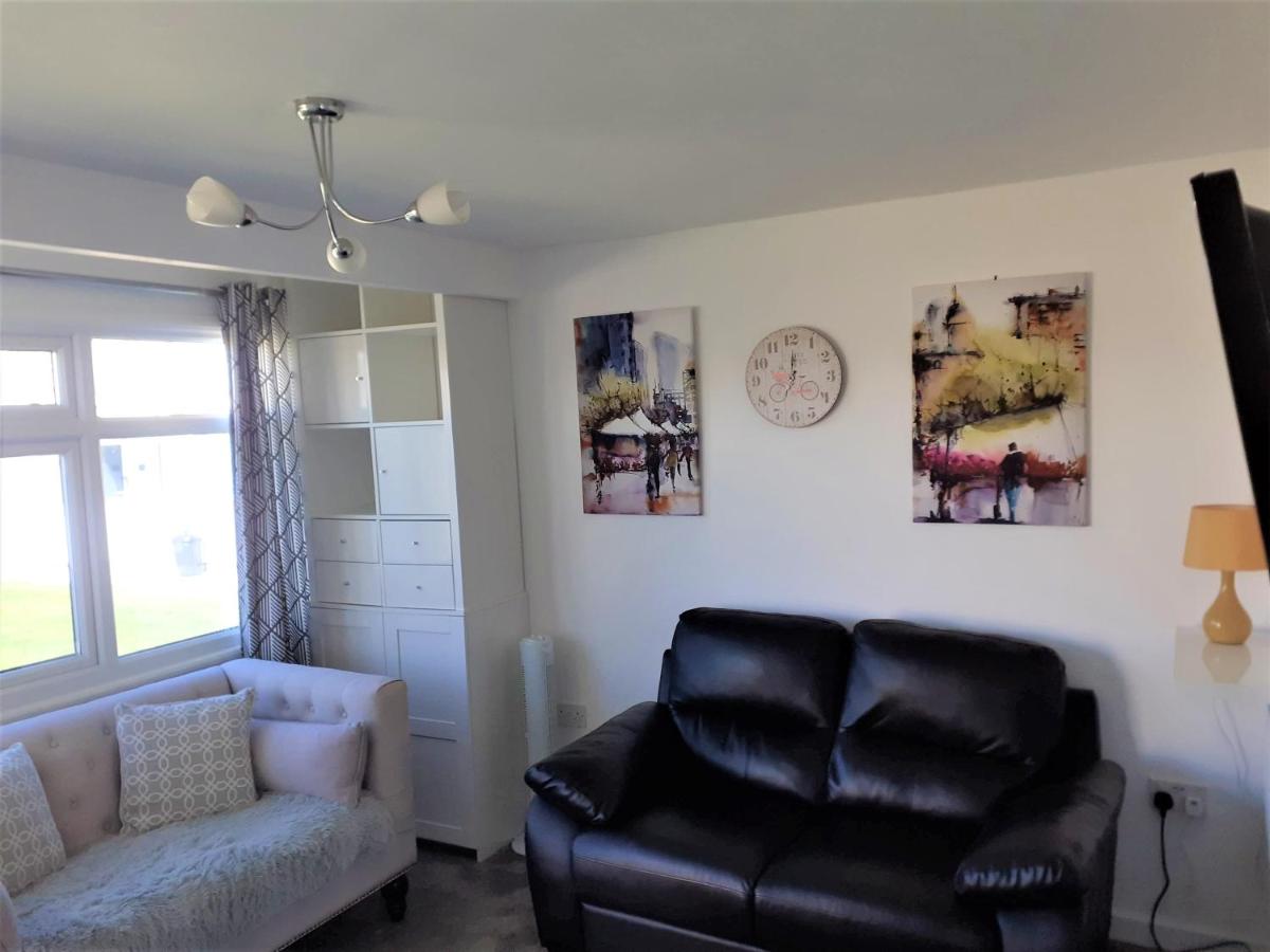 Fabulous 2 bedroom dog friendly chalet 5 min walk to beach, nr Gt Yarmouth & Norfolk Broads view 2