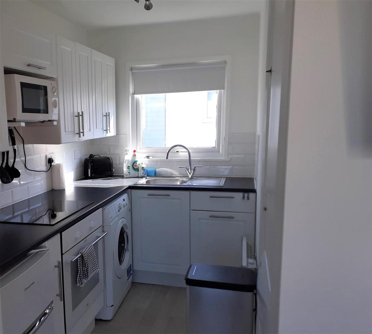 Fabulous 2 bedroom dog friendly chalet 5 min walk to beach, nr Gt Yarmouth & Norfolk Broads view 3