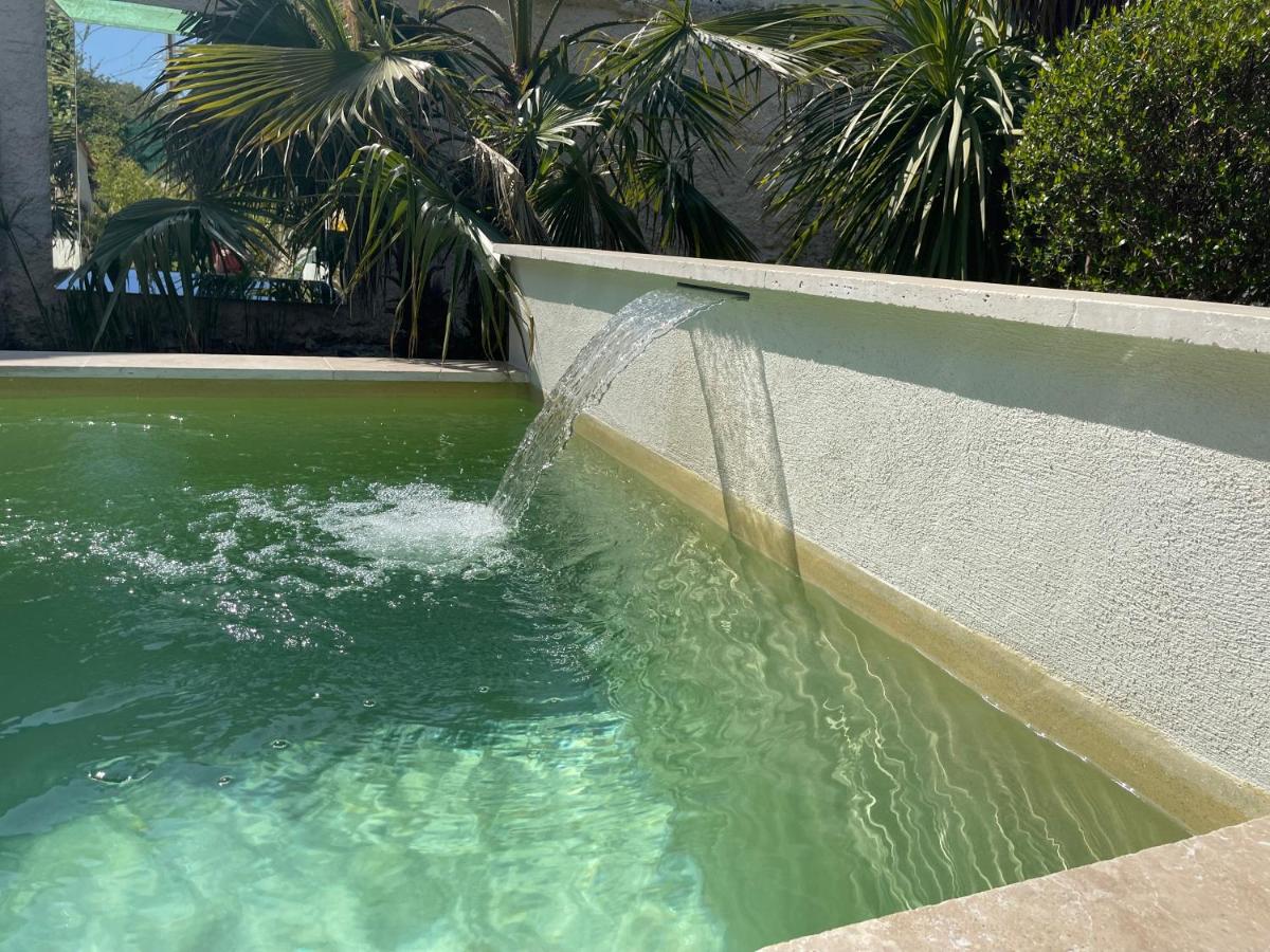 un petit coin de paradis avec piscine et parking view 3