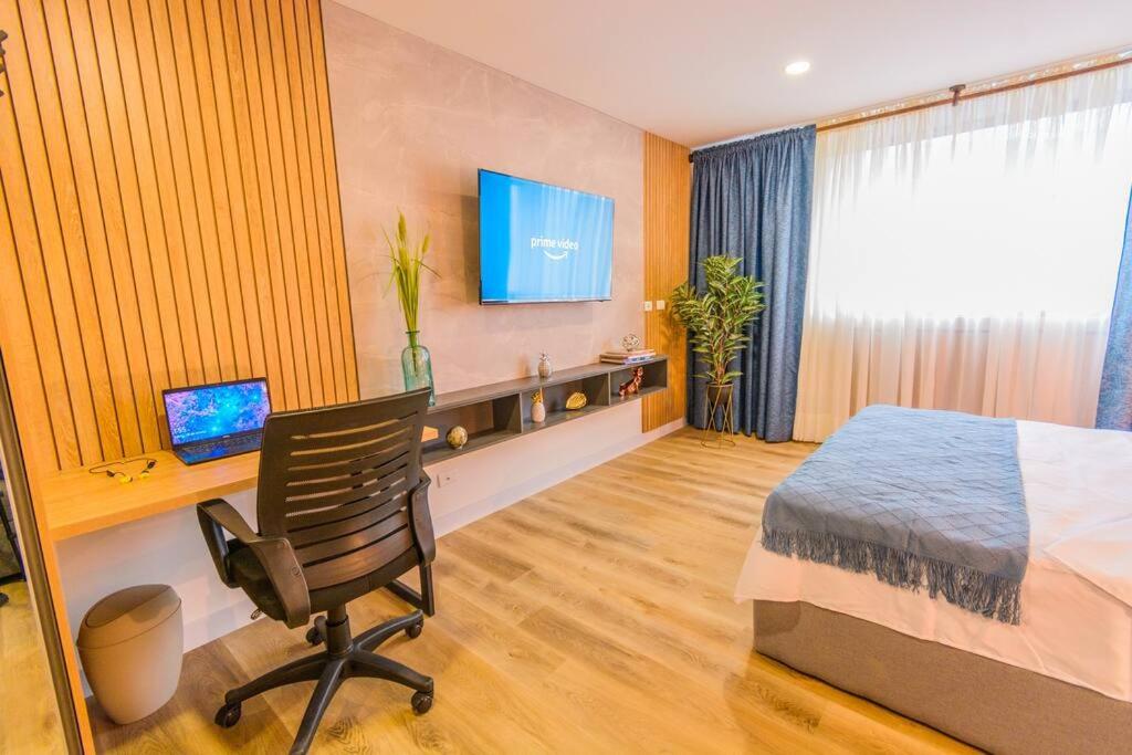 Luxury Suite in El Poblado Co-Work, Gym, Fast WiFi view 3