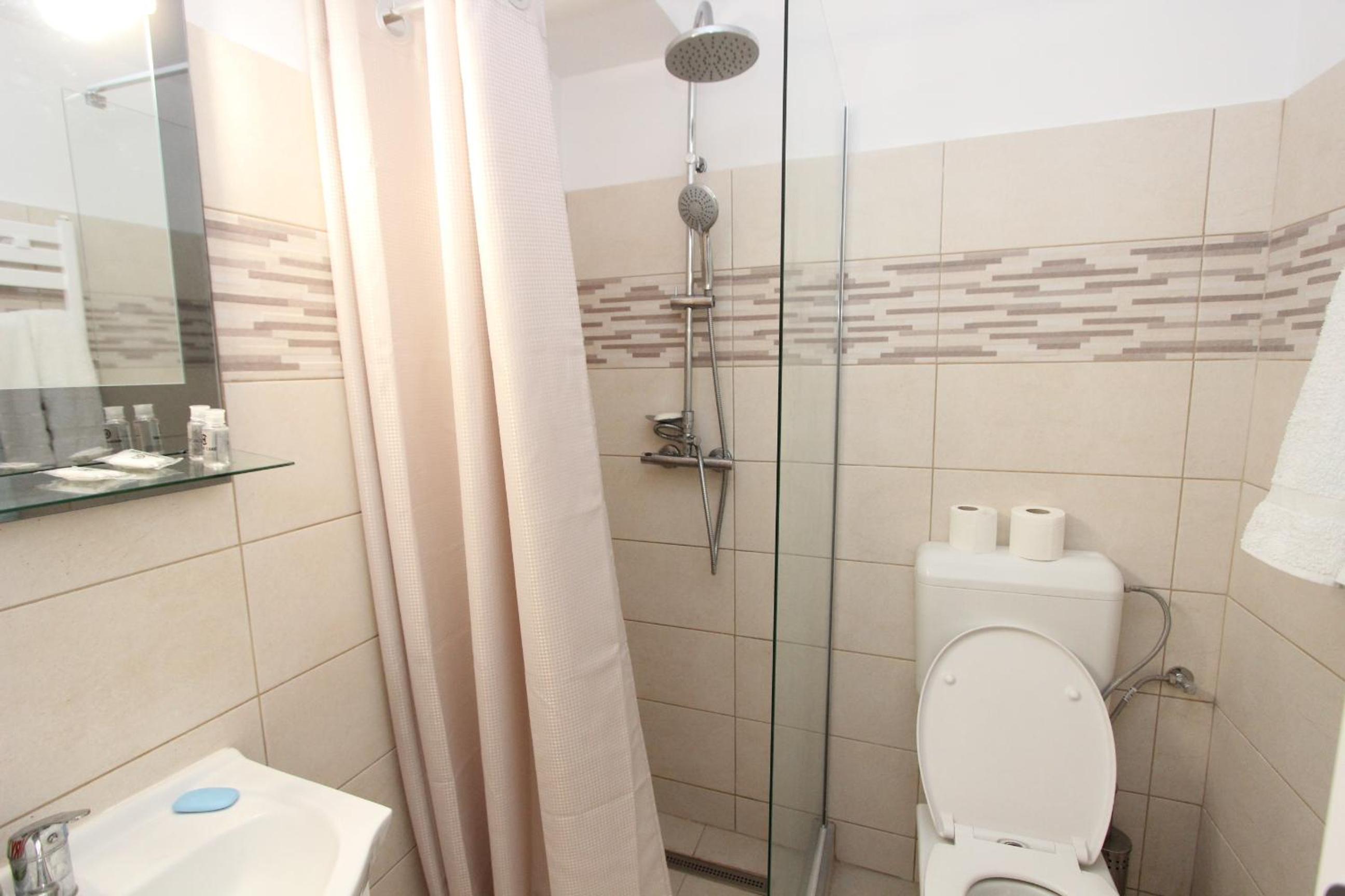 Piata Sudului Host en Bucharest — bathroom