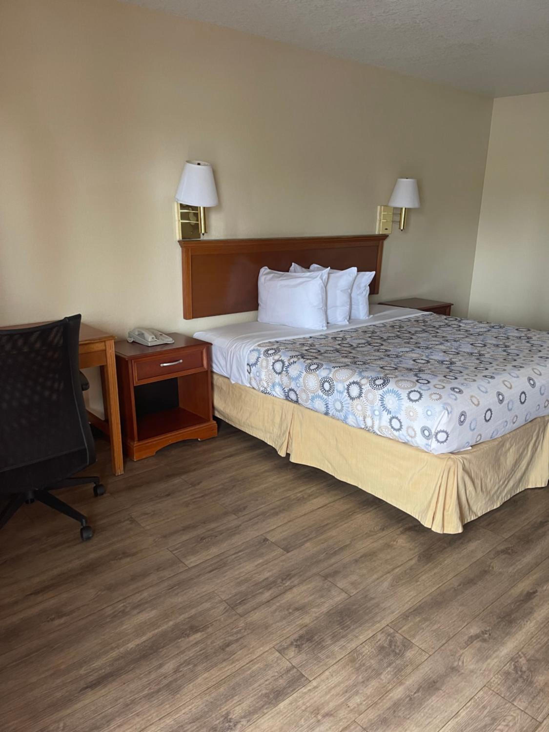 Hole Inn the Wall Hotel - Fort Walton Beach - Sunset Plaza - nearby Beaches & Hurlburt