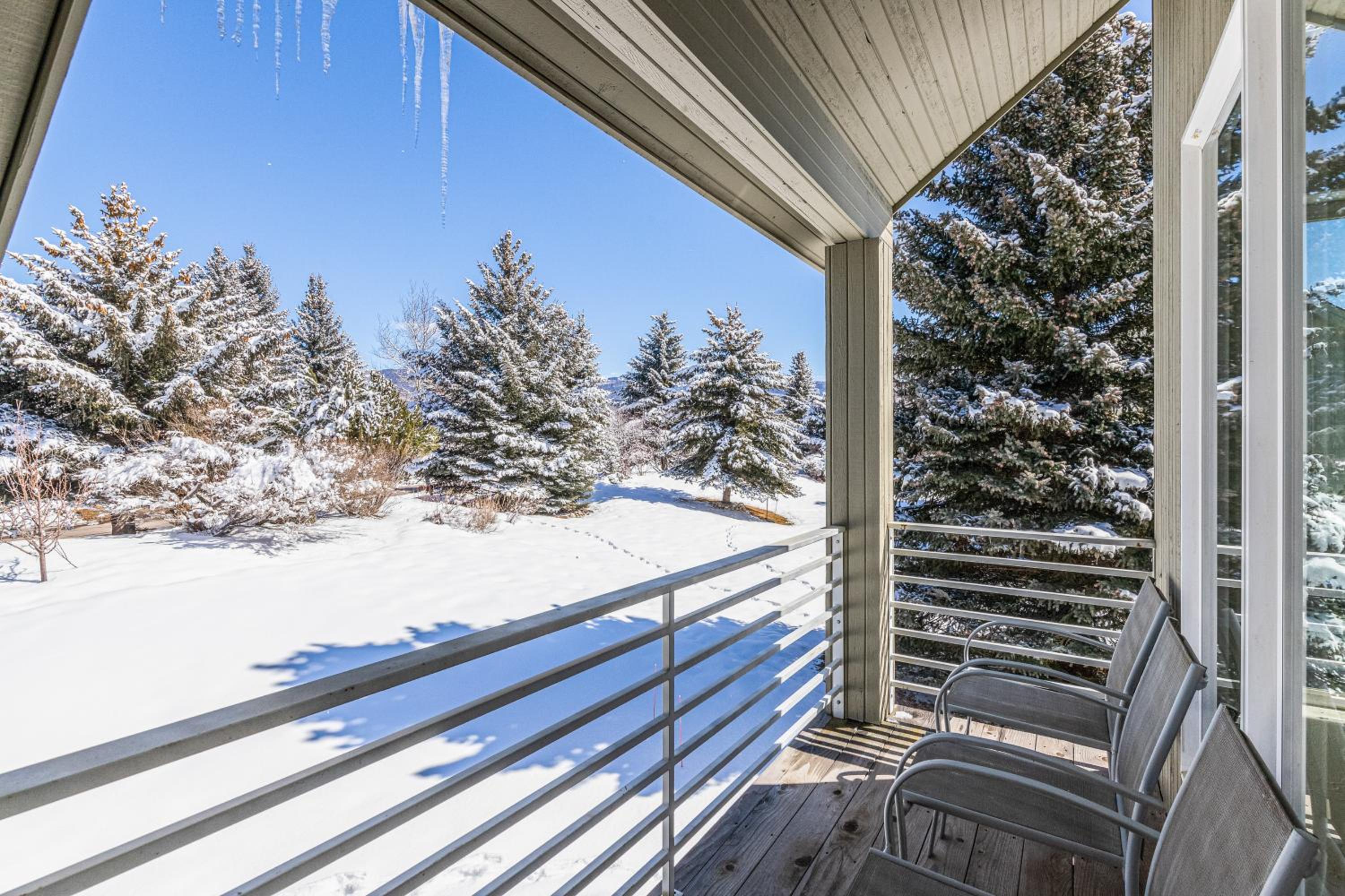 Year-Round Base with Balcony and Mtn Views in Driggs!