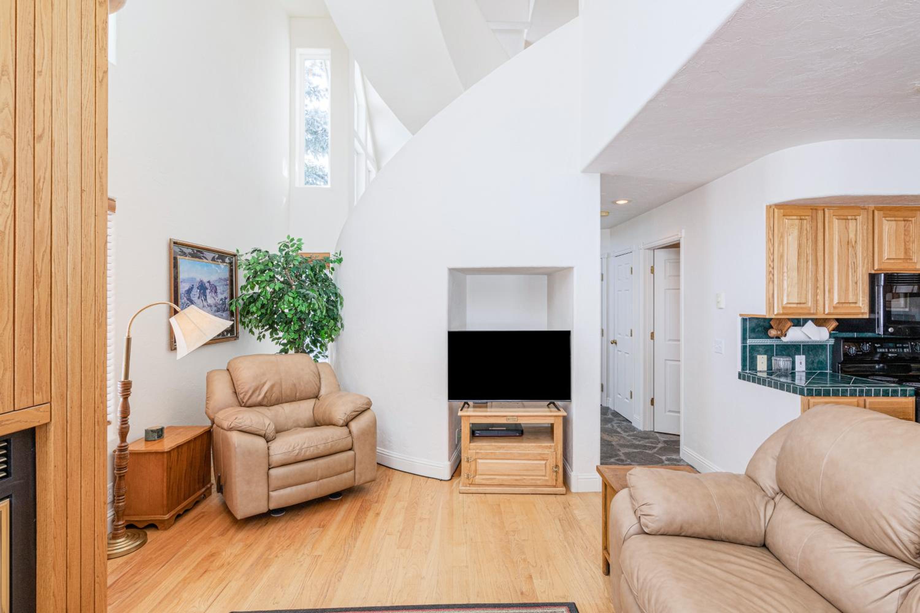 Year-Round Base with Balcony and Mtn Views in Driggs!