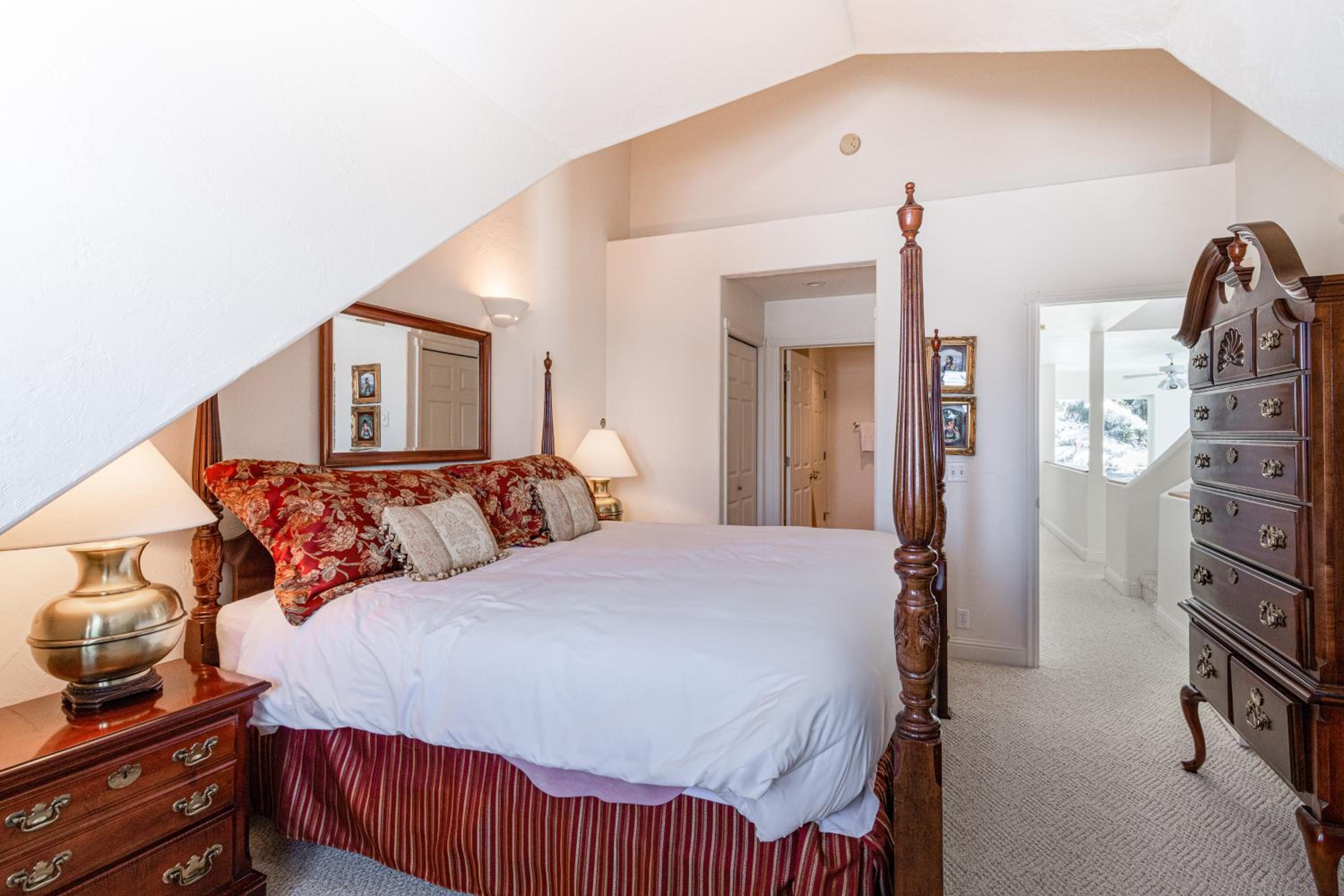 Year-Round Base with Balcony and Mtn Views in Driggs!