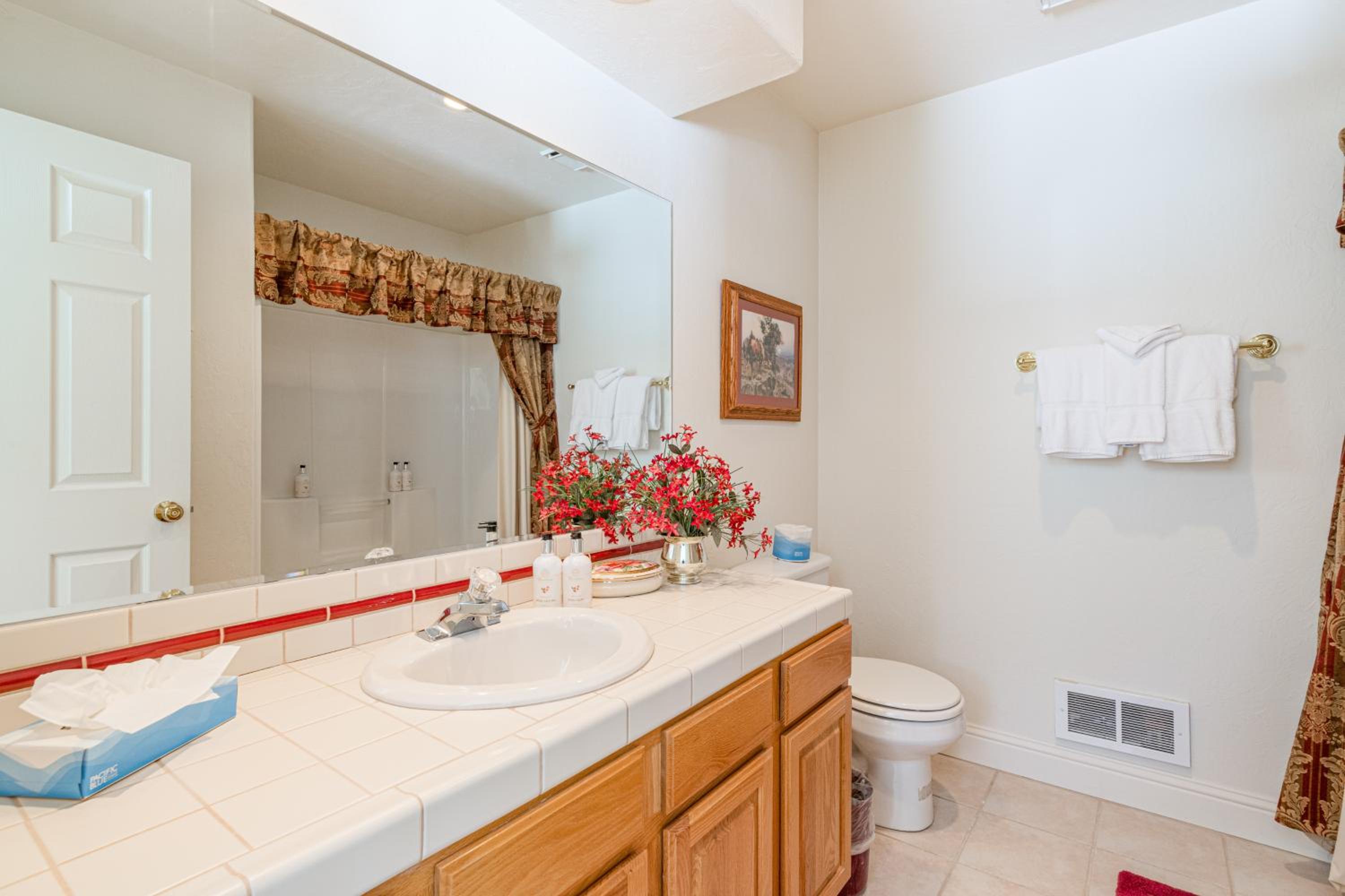 Year-Round Base with Balcony and Mtn Views in Driggs!