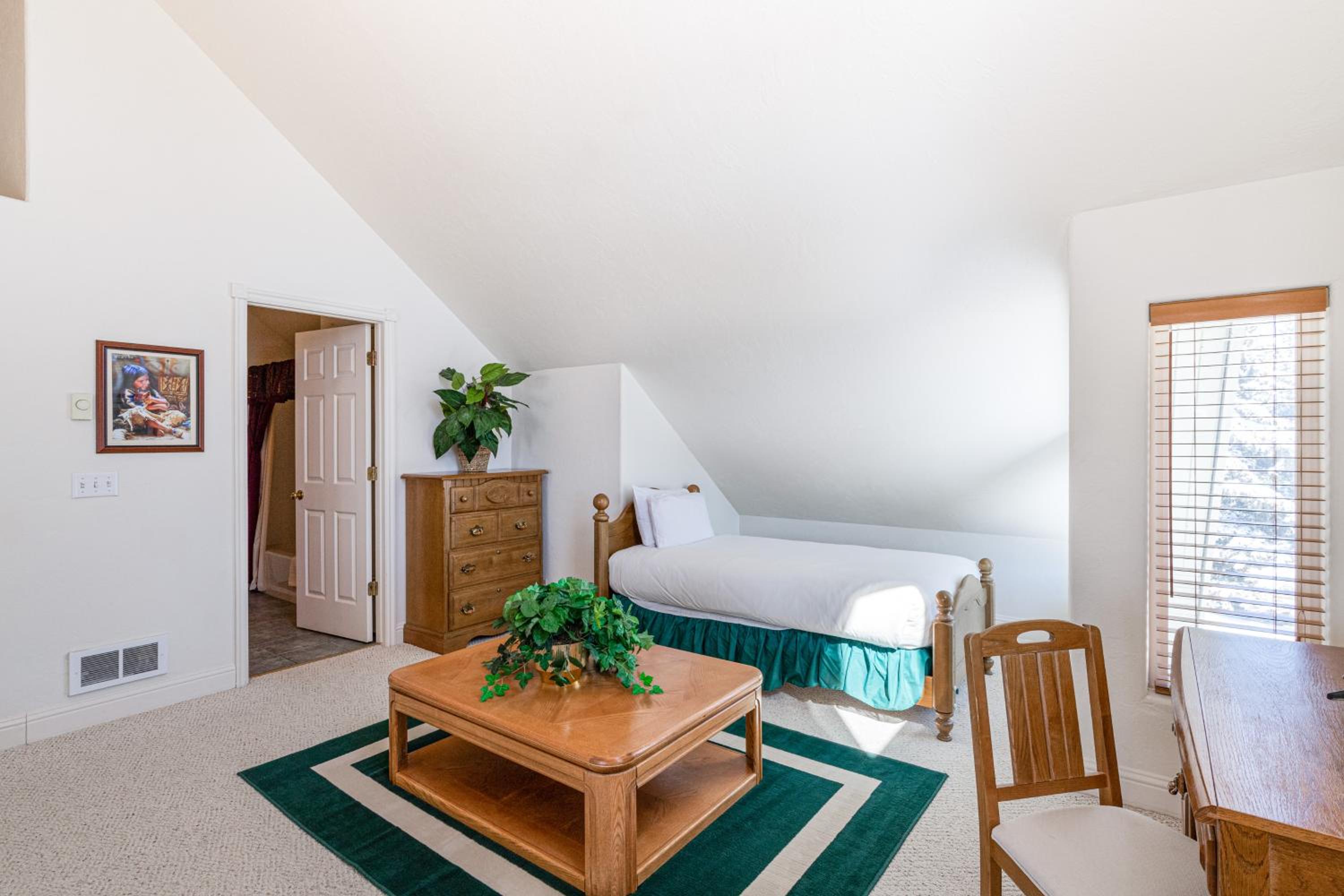 Year-Round Base with Balcony and Mtn Views in Driggs!