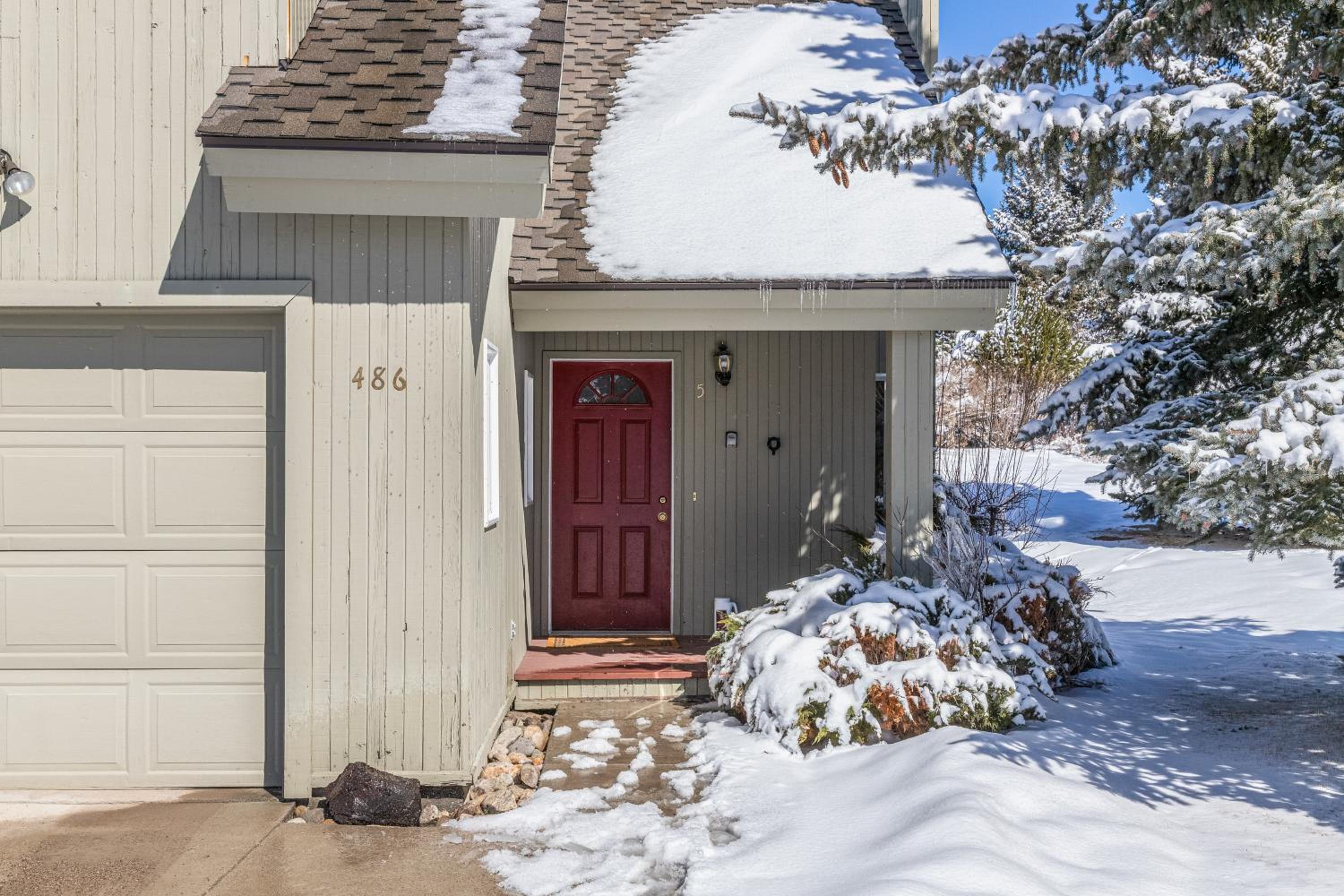 Year-Round Base with Balcony and Mtn Views in Driggs!