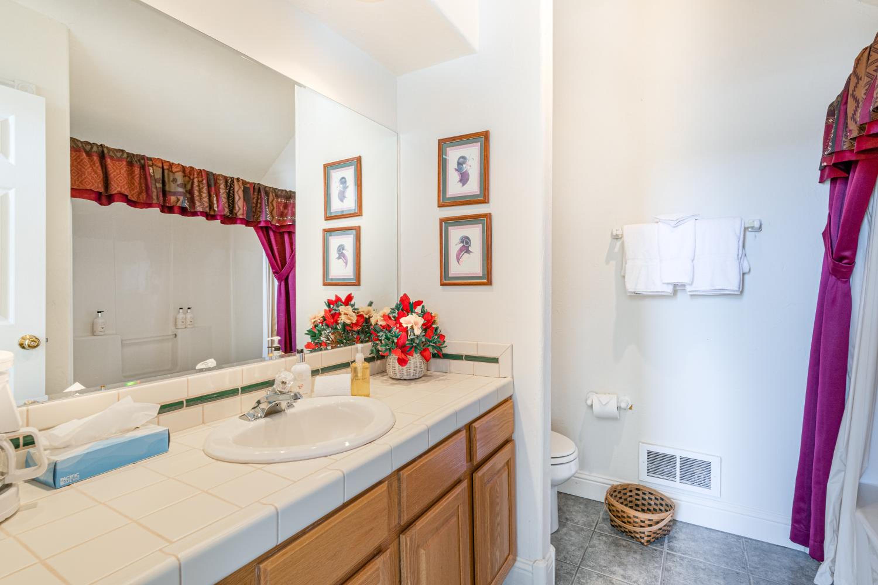 Year-Round Base with Balcony and Mtn Views in Driggs!