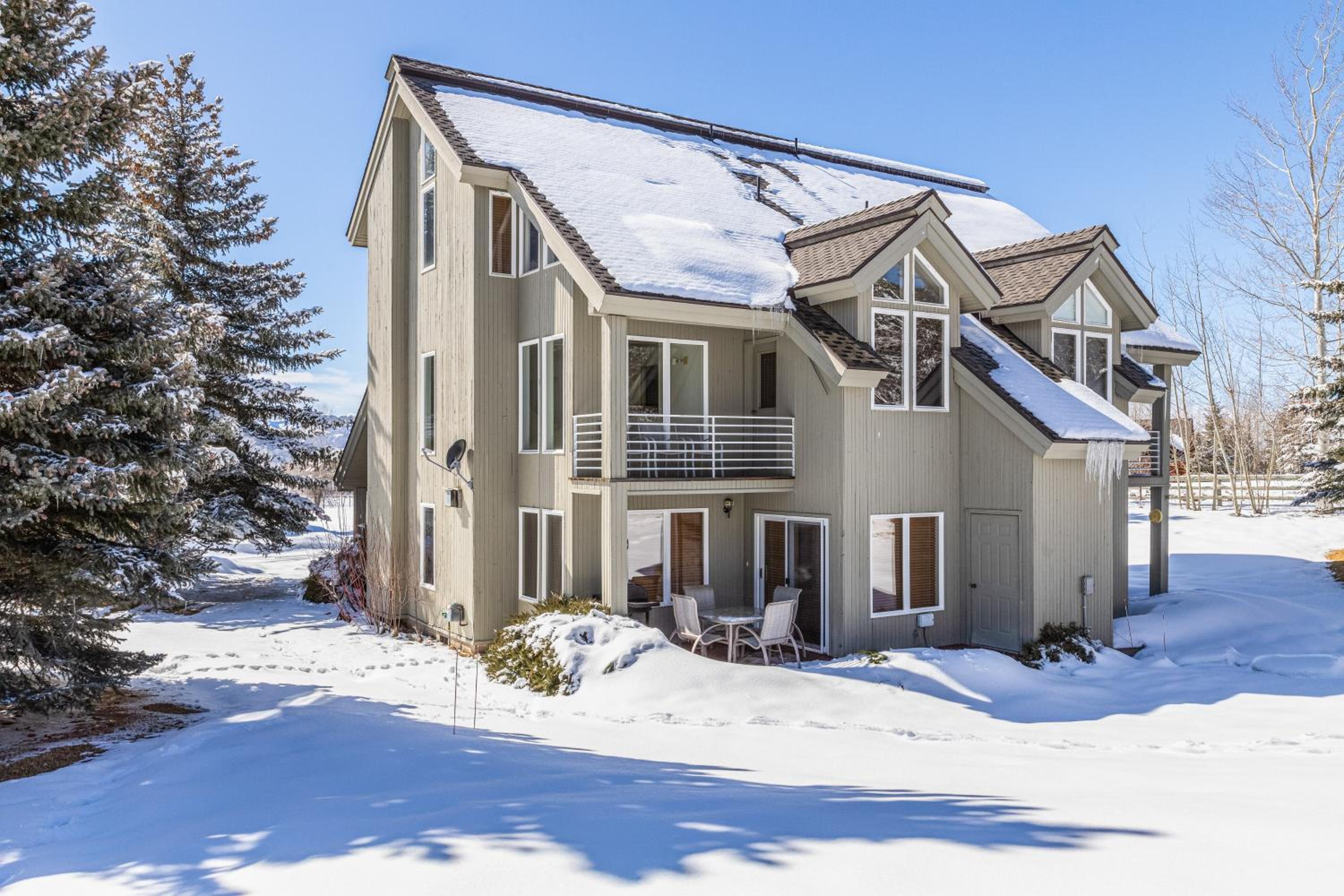 Year-Round Base with Balcony and Mtn Views in Driggs!