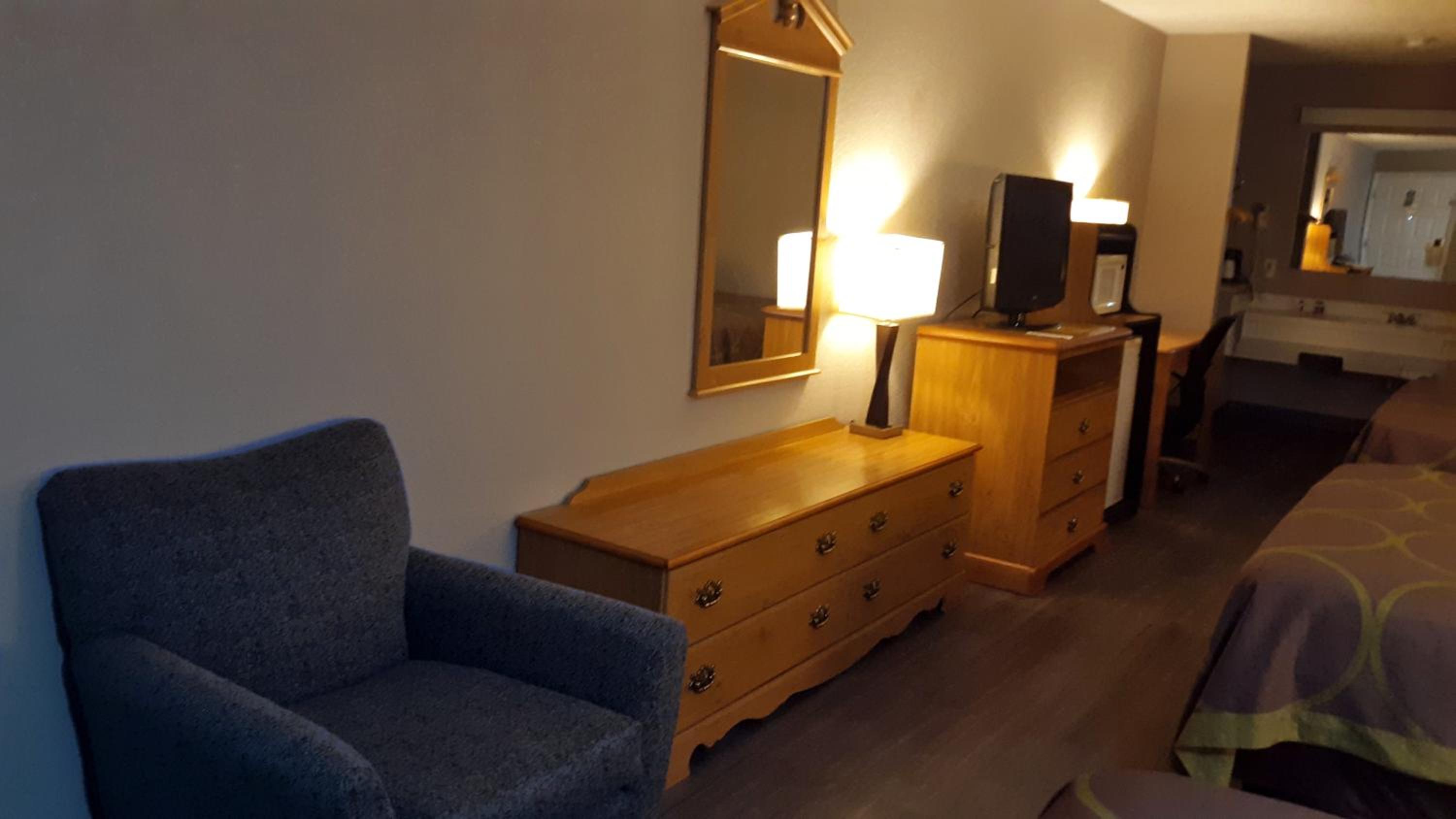 Super 8 by Wyndham Fort Chiswell Wytheville Area - Property Image 3