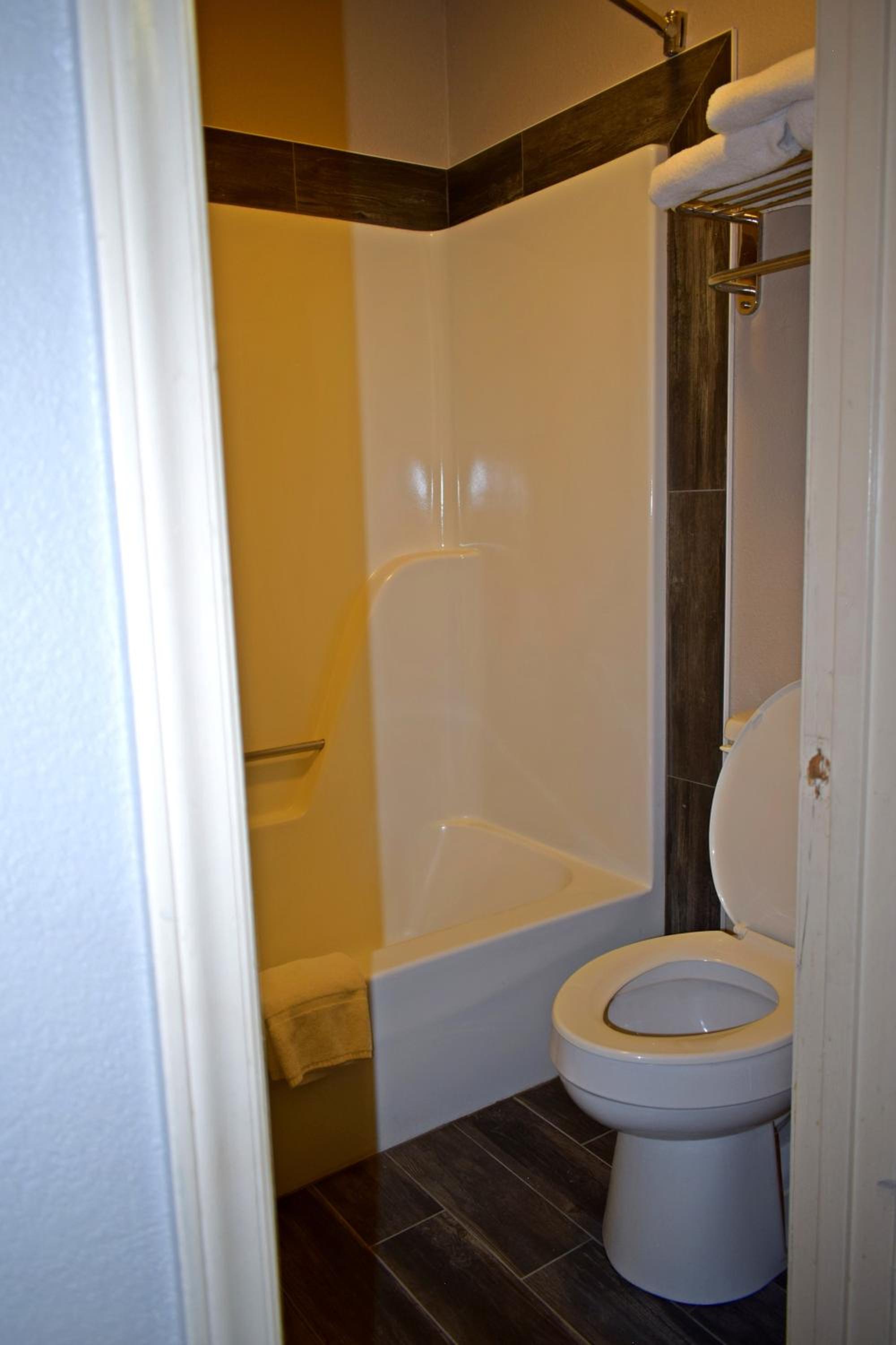 Super 8 by Wyndham Fort Chiswell Wytheville Area - Property Image 4