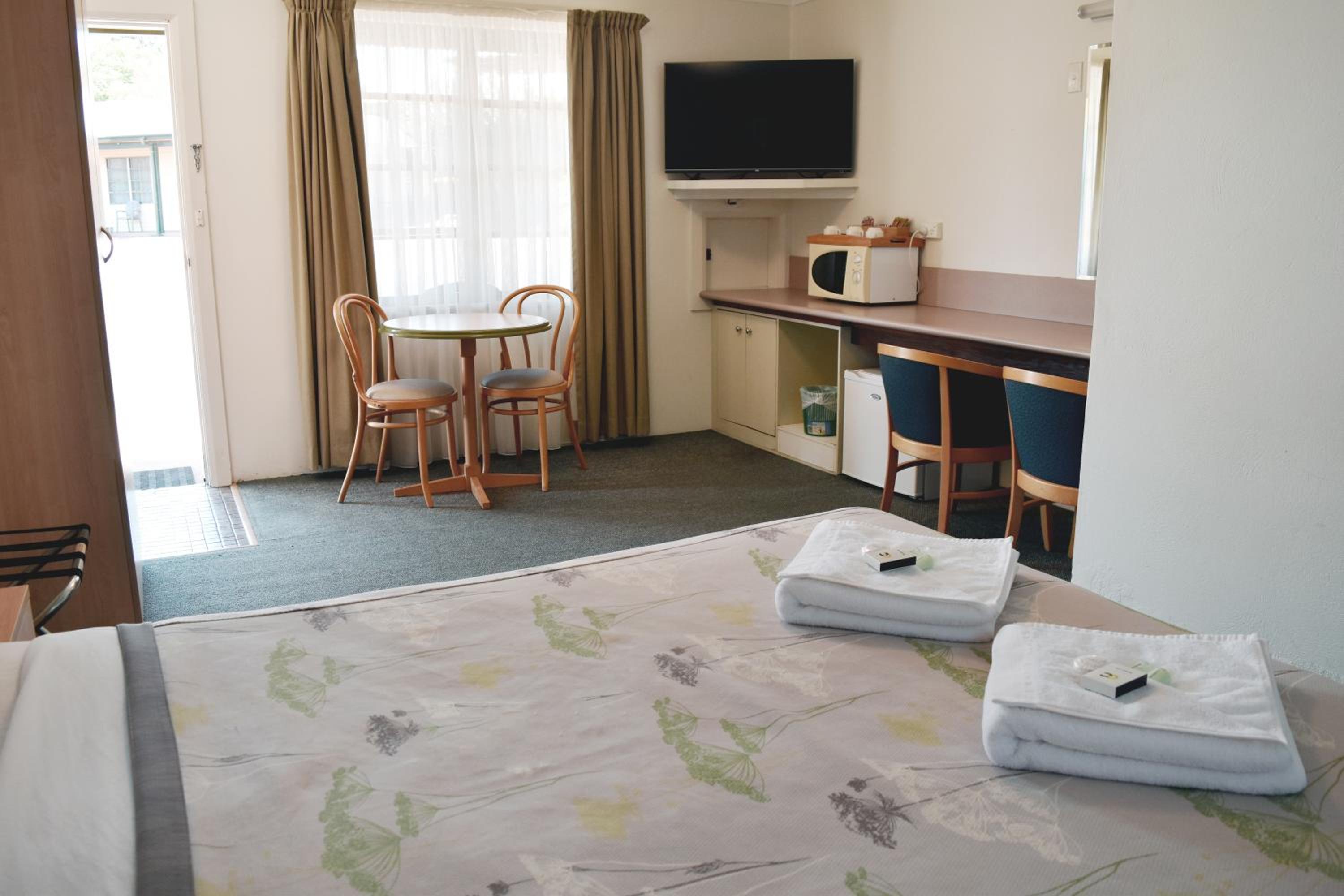 Ten Dollar Town Motel