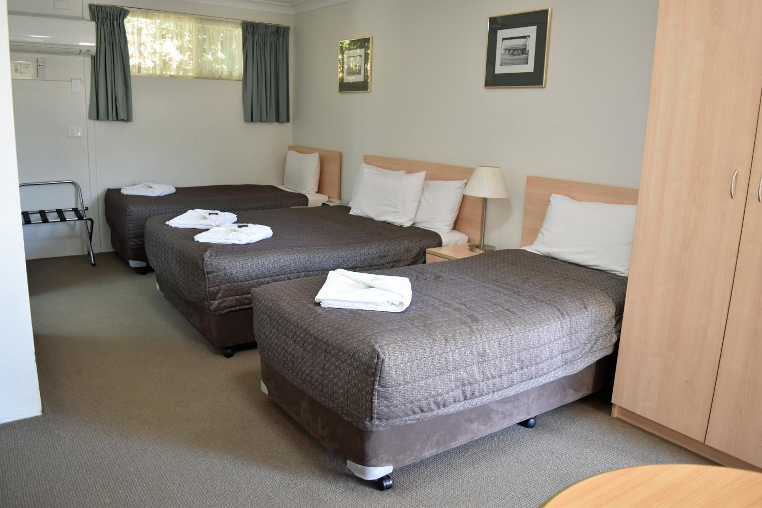 Ten Dollar Town Motel