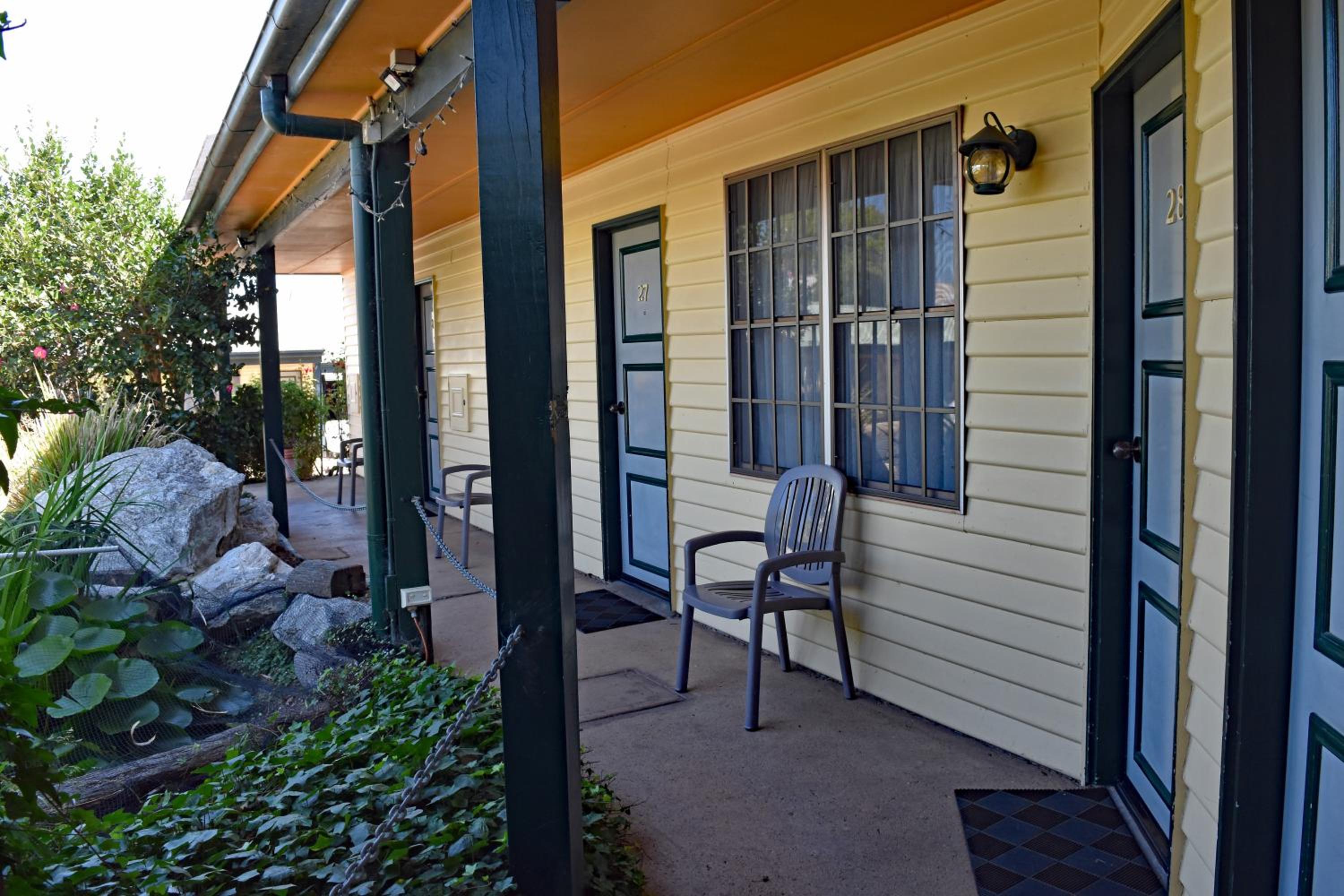 Ten Dollar Town Motel