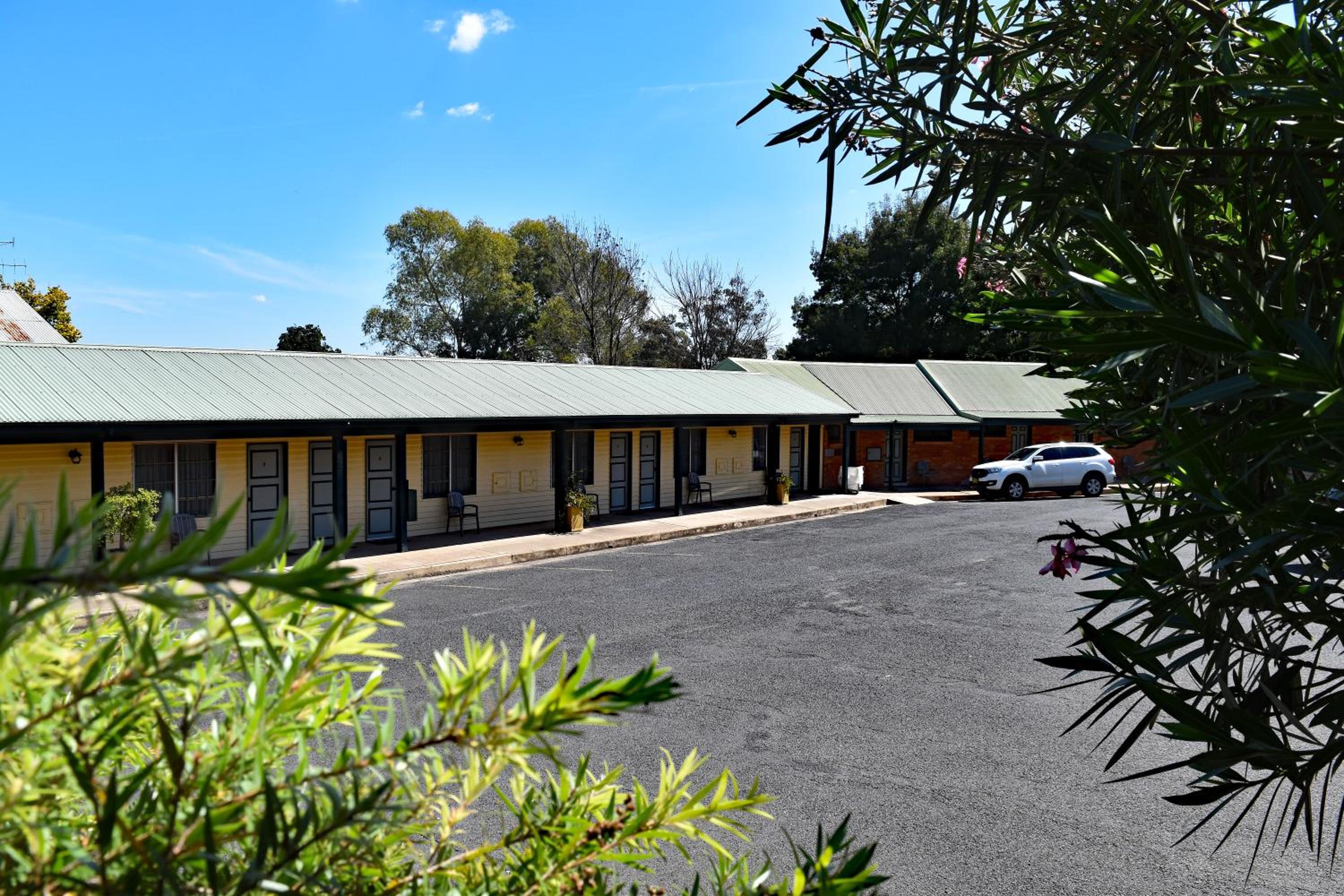 Ten Dollar Town Motel