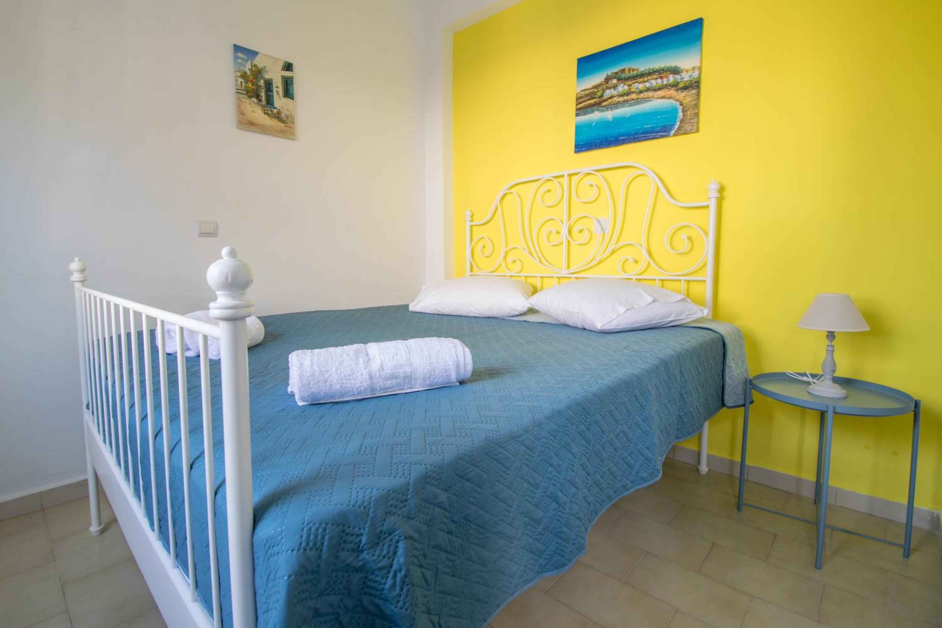 CHAMBRE JAUNE en Ialyssos — bedroom