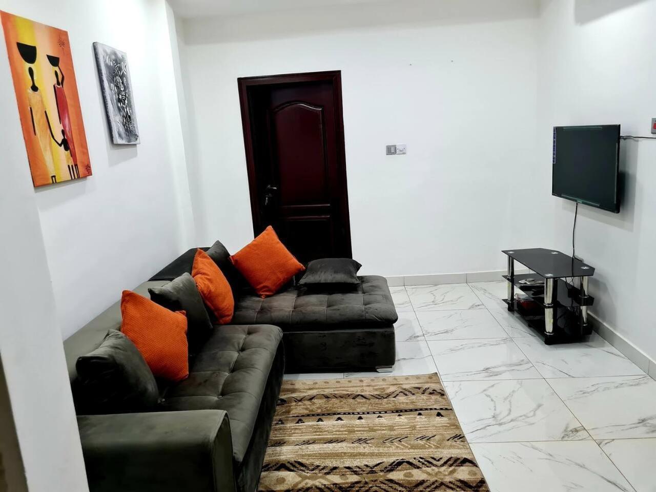 Comfy & Cozy Hideout Close to Highway Parking view 3