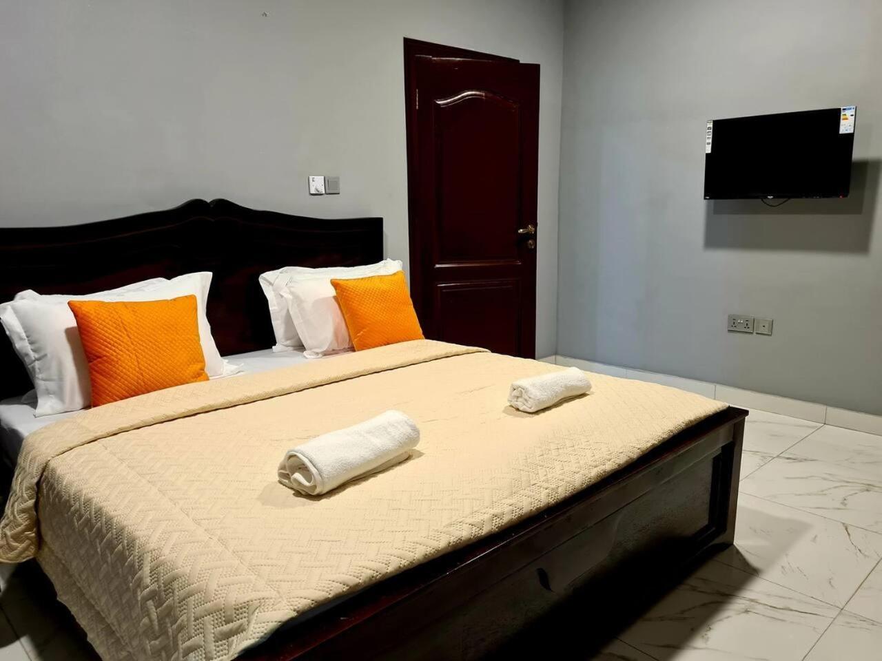 Comfy & Cozy Hideout Close to Highway Parking view 5
