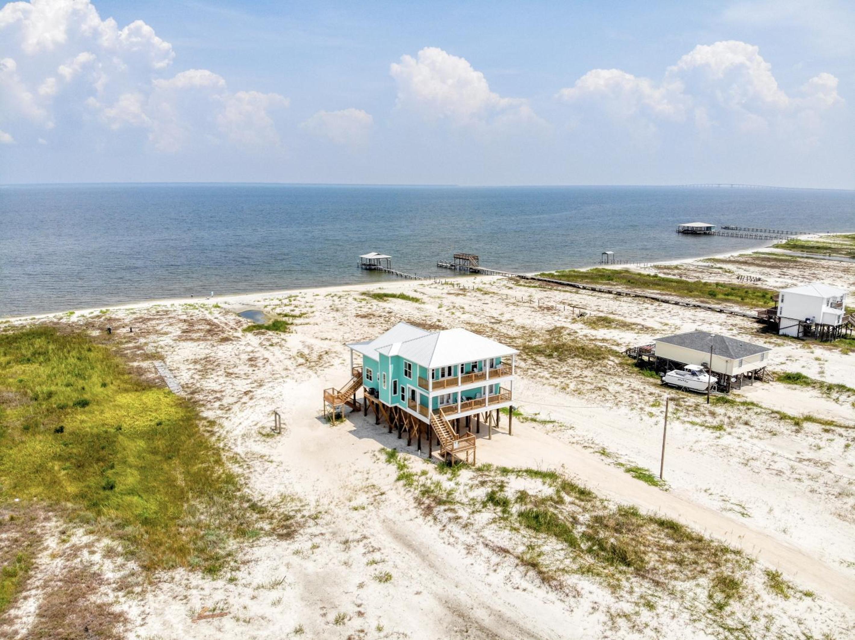 Salty Seahorse - Waterfront! Pet Friendly! Game Room, Pool Table, Beautiful Views - Room for the whole family home
