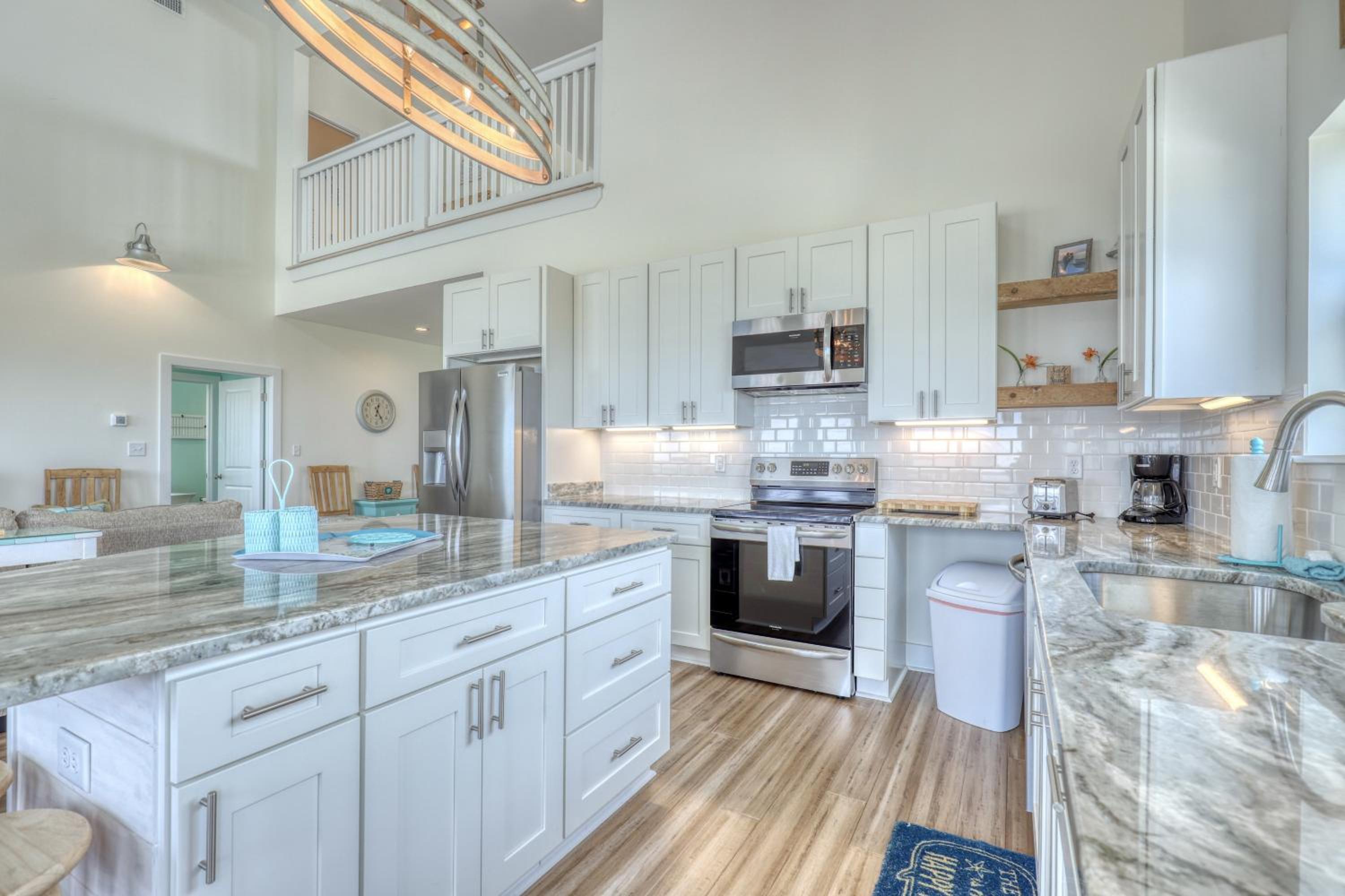 Salty Seahorse - Waterfront! Pet Friendly! Game Room, Pool Table, Beautiful Views - Room for the whole family home