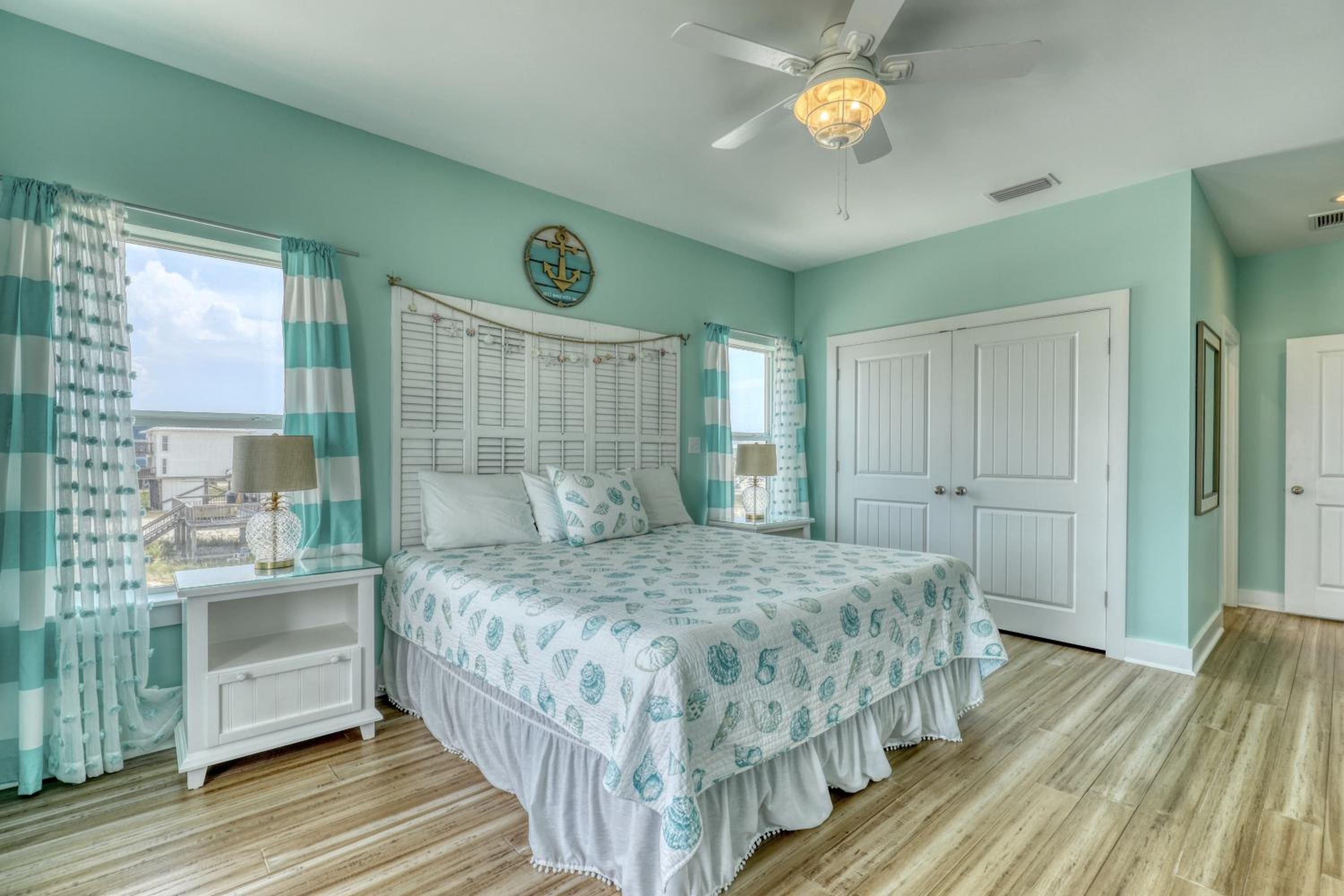 Salty Seahorse - Waterfront! Pet Friendly! Game Room, Pool Table, Beautiful Views - Room for the whole family home
