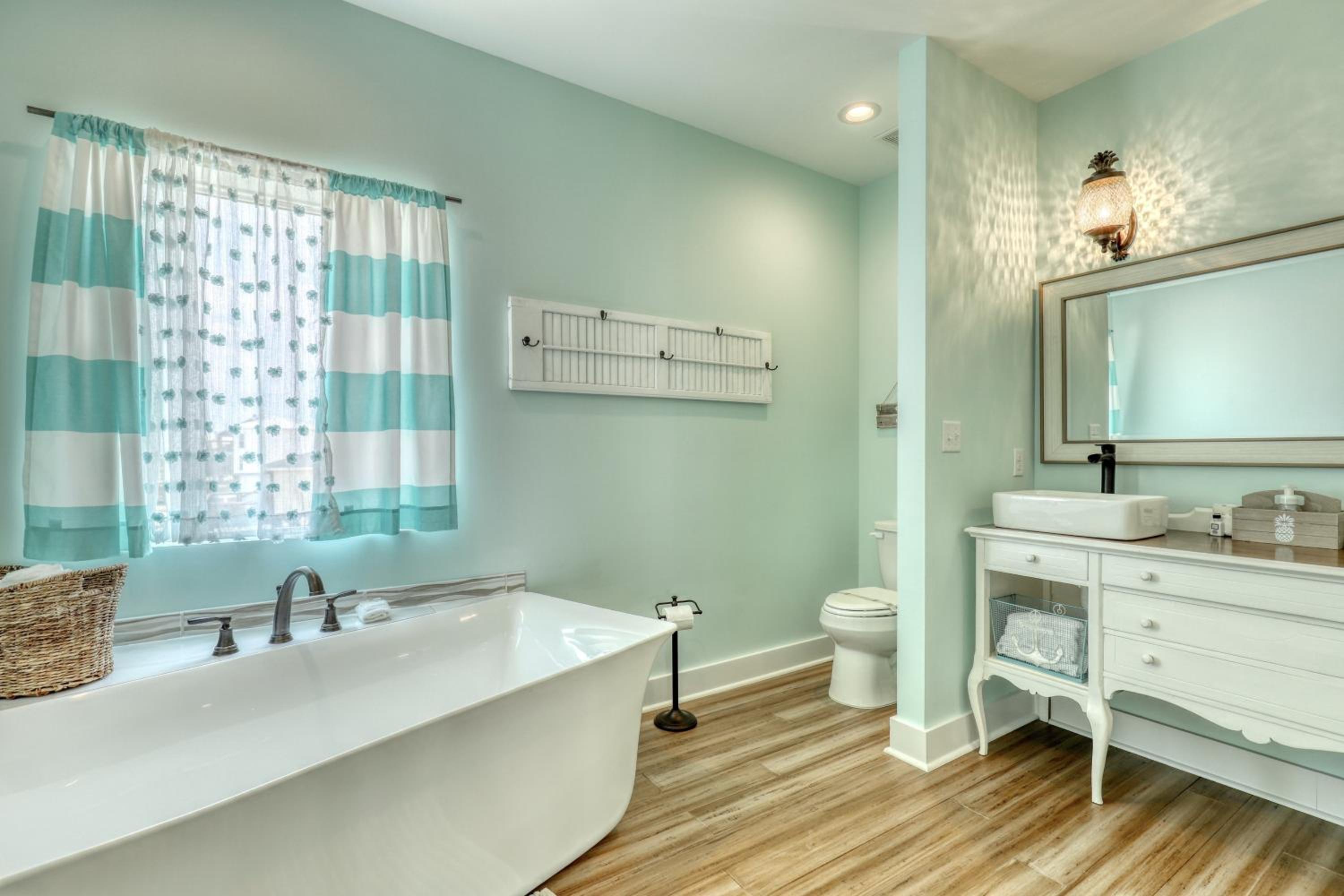 Salty Seahorse - Waterfront! Pet Friendly! Game Room, Pool Table, Beautiful Views - Room for the whole family home
