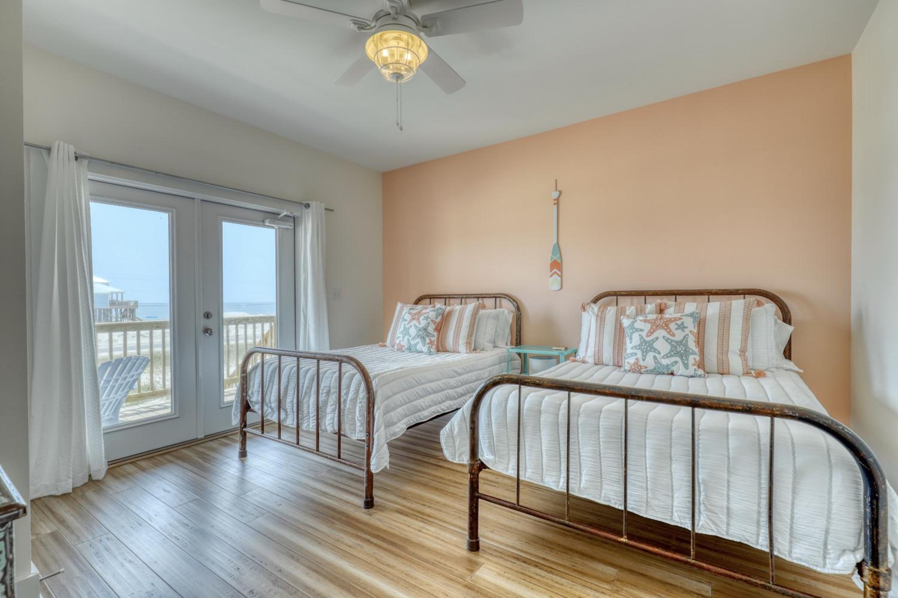 Salty Seahorse - Waterfront! Pet Friendly! Game Room, Pool Table, Beautiful Views - Room for the whole family home