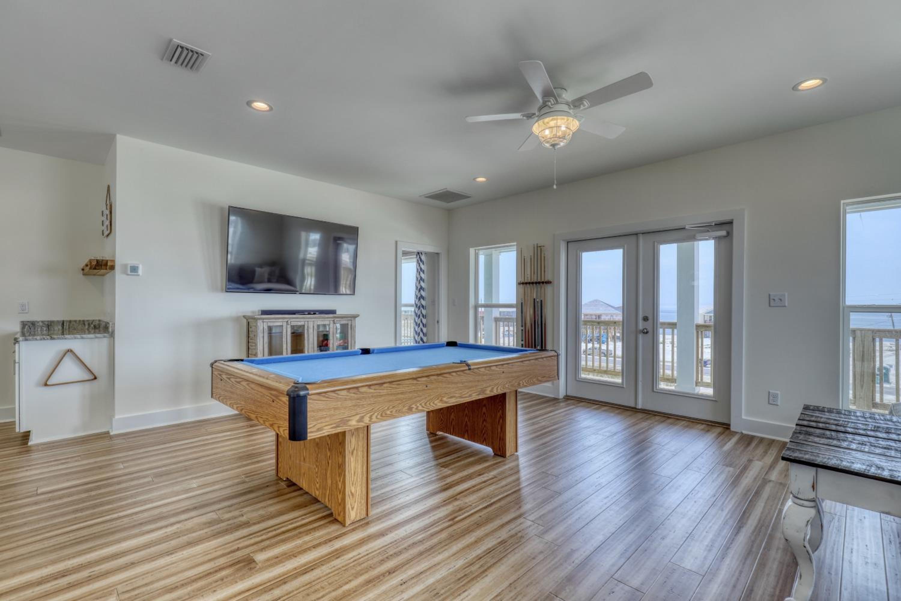 Salty Seahorse - Waterfront! Pet Friendly! Game Room, Pool Table, Beautiful Views - Room for the whole family home
