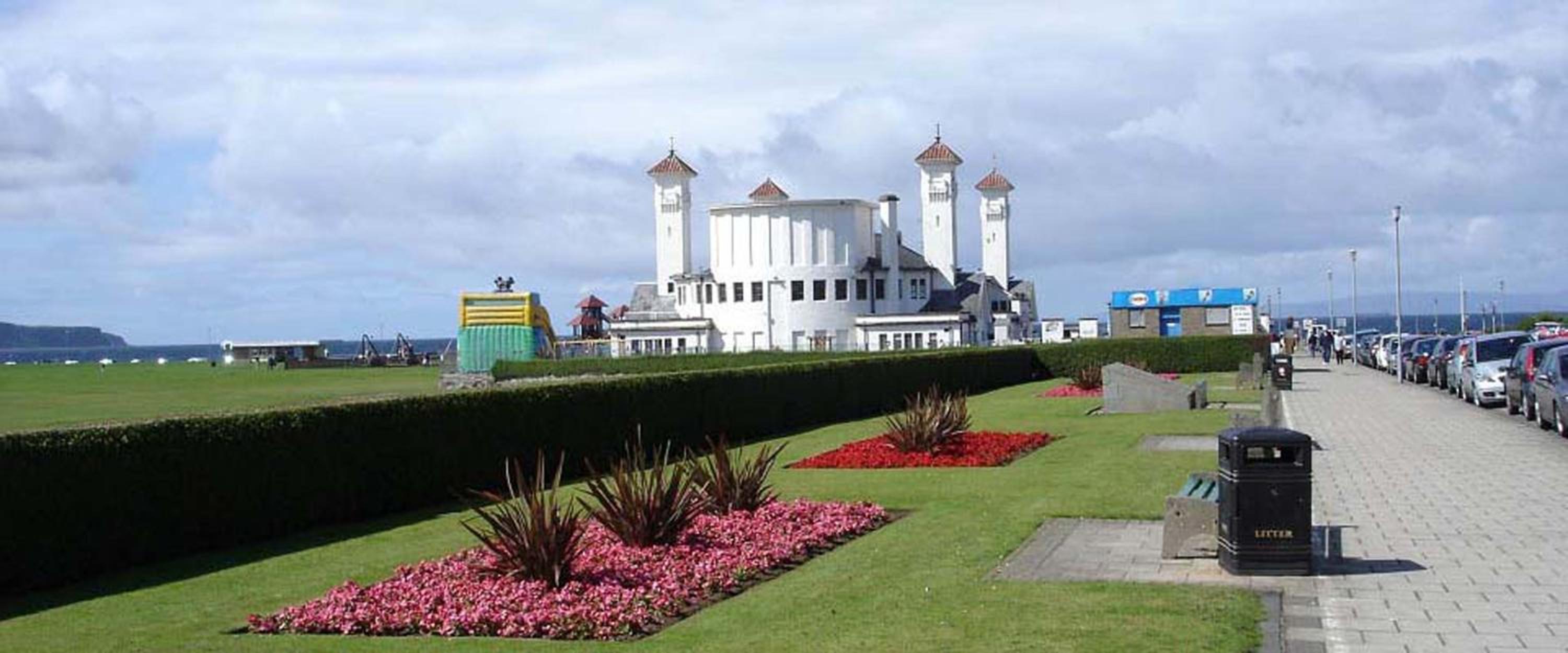 Beautiful traditional apartment close to beach & golf, stunning views & free off-street parking