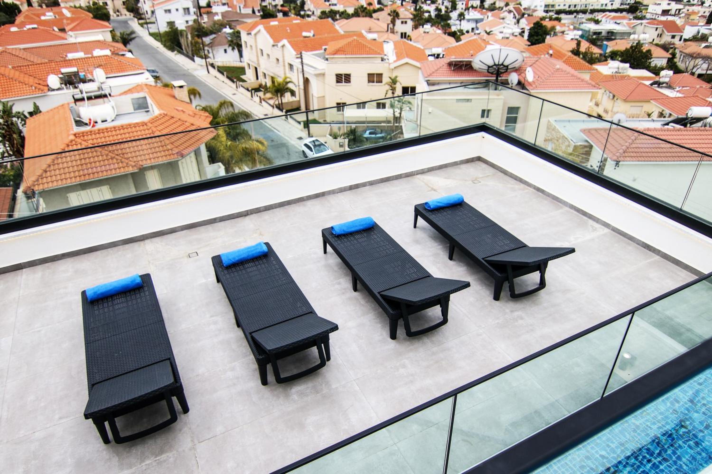 Phaedrus Living: Sea View Anna Residence 301