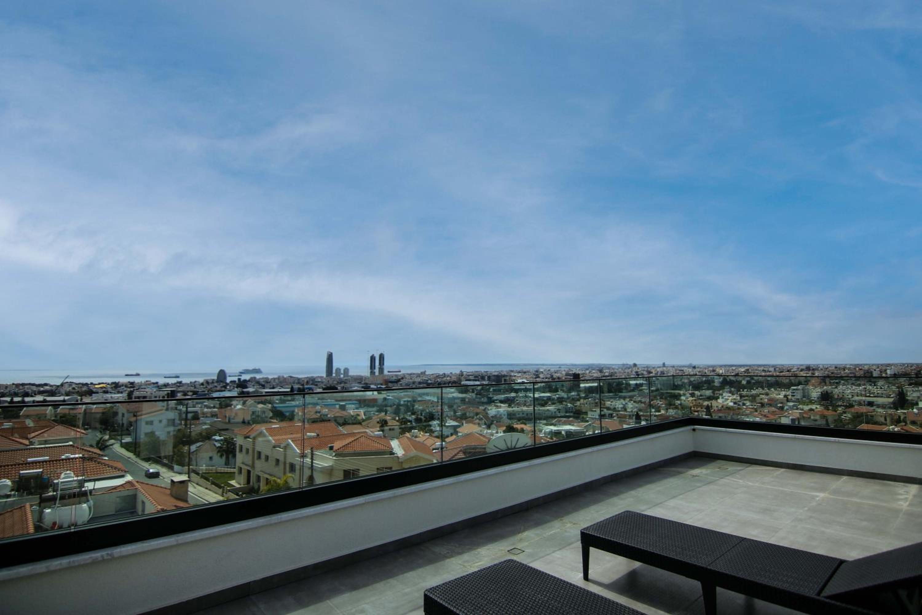 Phaedrus Living: Sea View Anna Residence 301