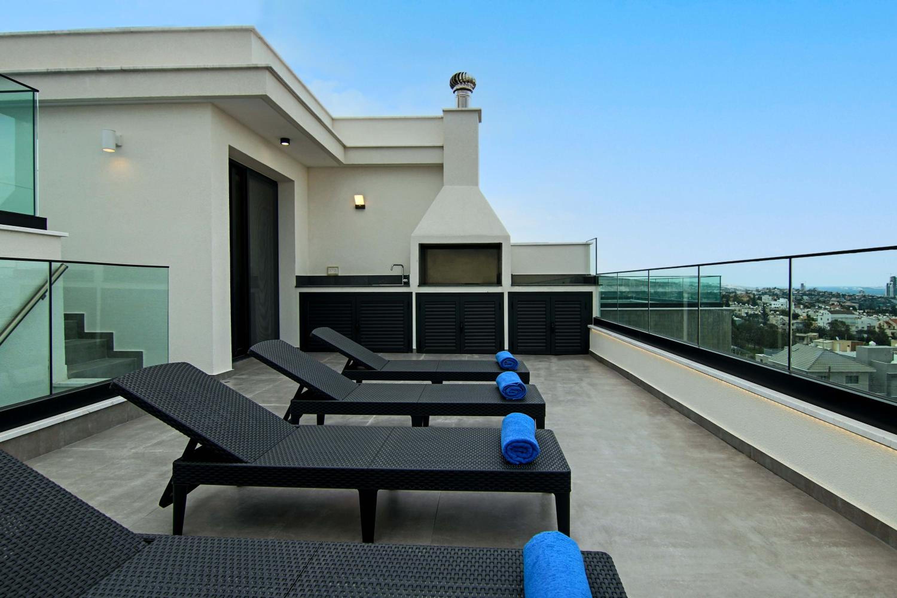 Phaedrus Living: Sea View Anna Residence 301