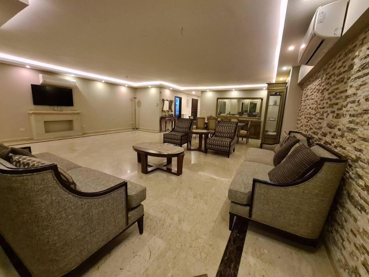 Spacious Executive Luxury Apartment with Balcony