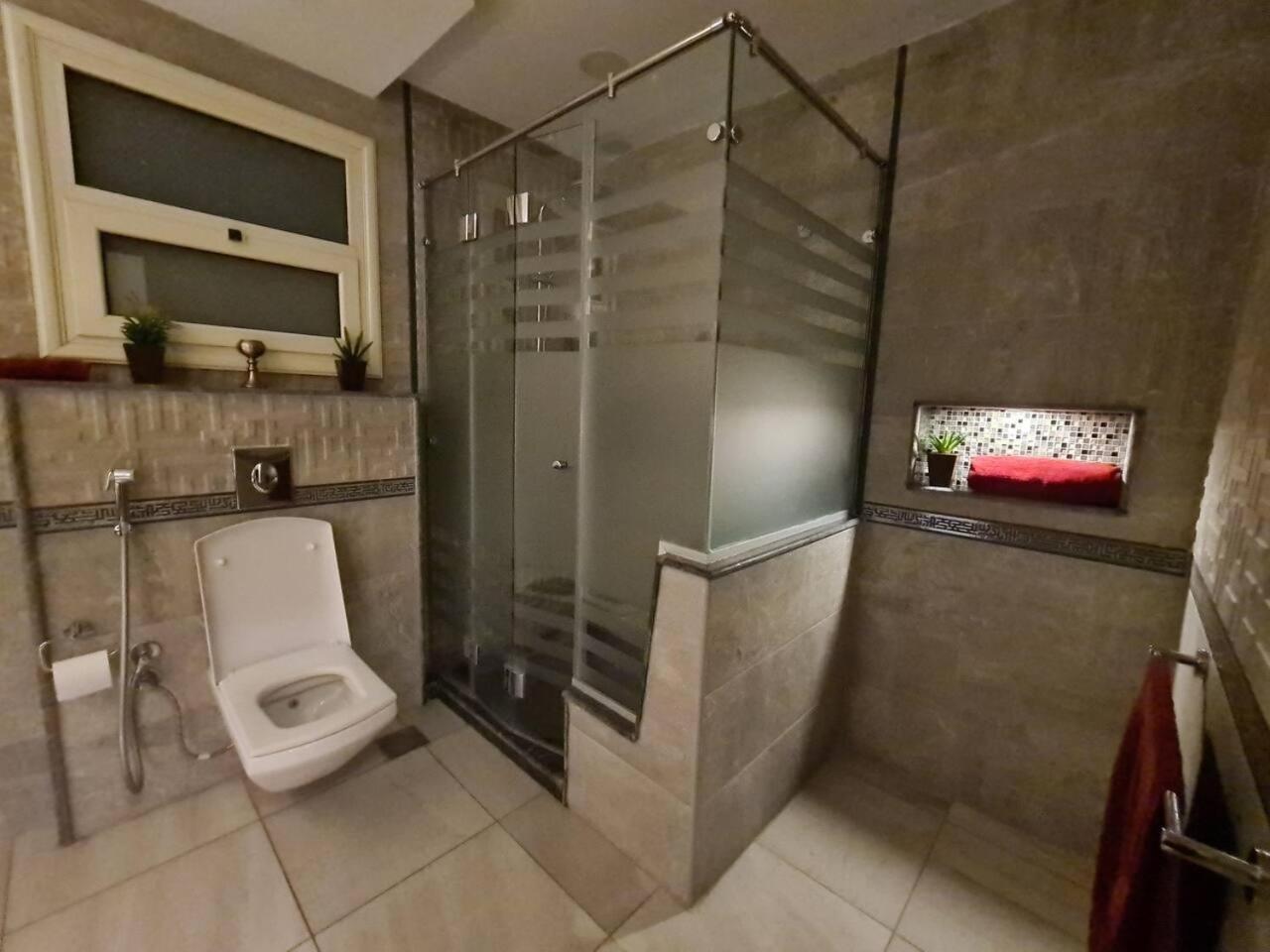 Spacious Executive Luxury Apartment with Balcony