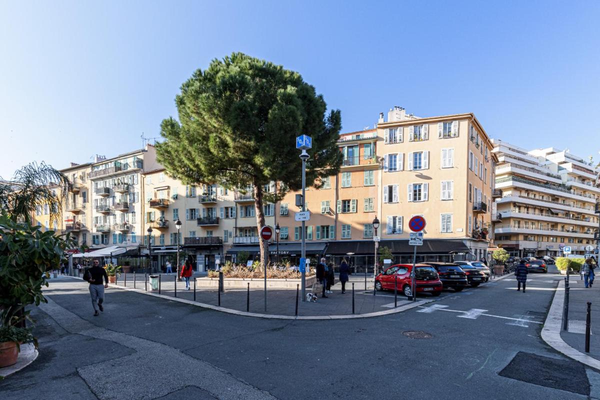 Lovely 1 Bdr Port & Garibaldi Square photo 3