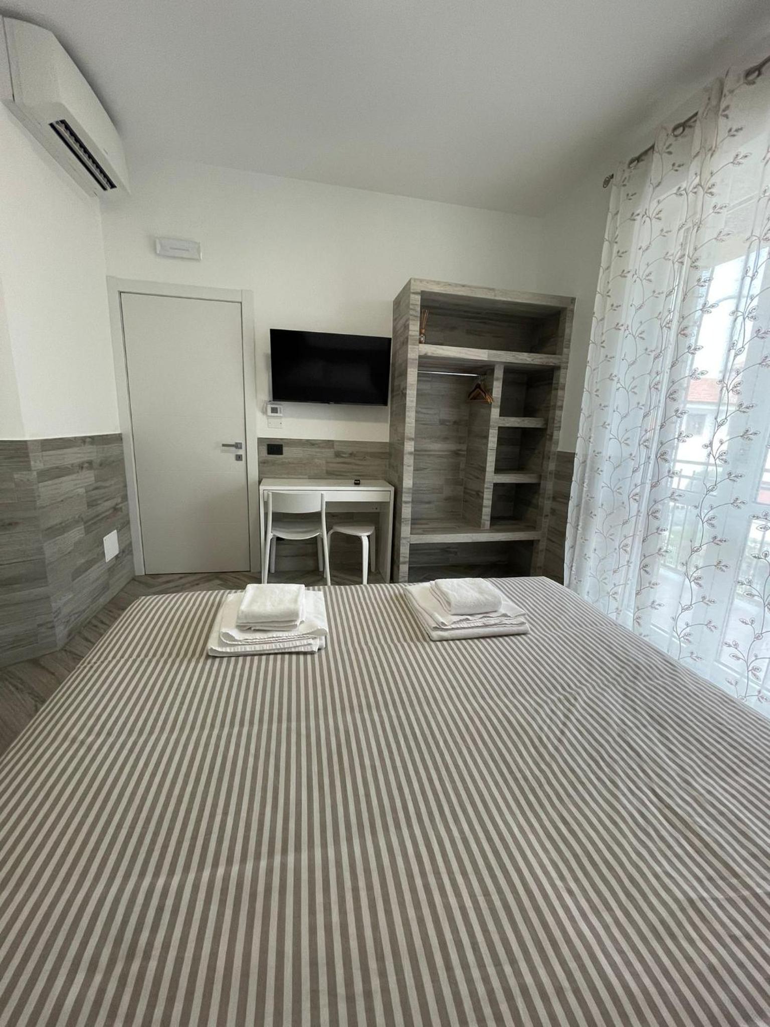 Holiday Rooms Rho view 4